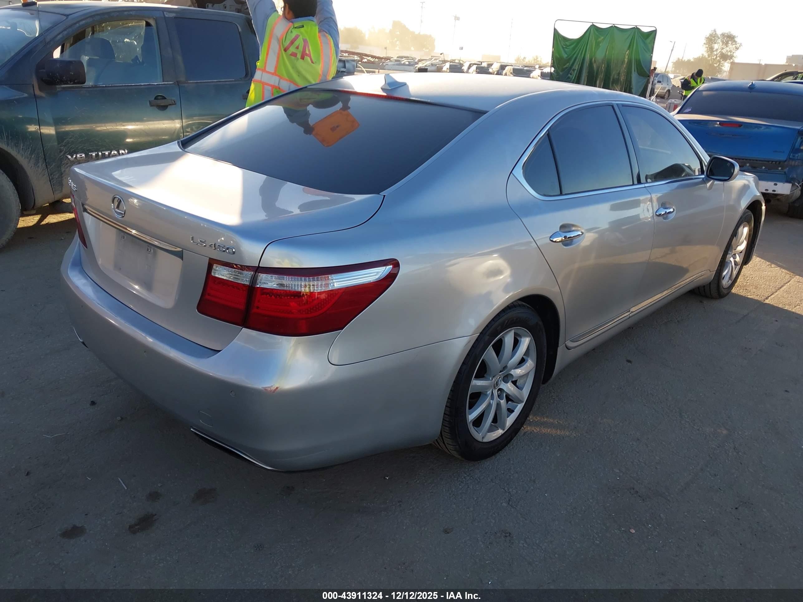 LEXUS LS image 4