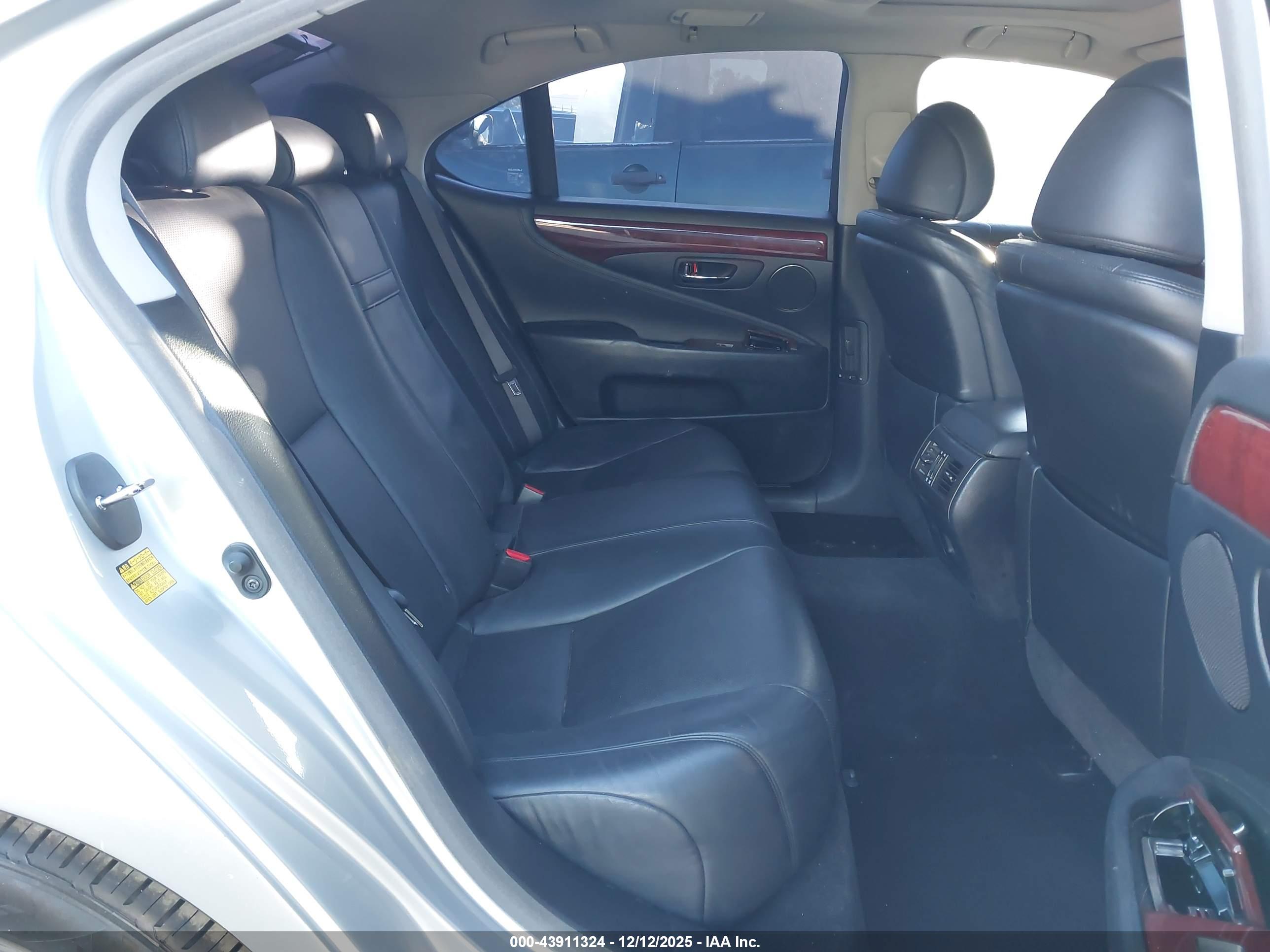 LEXUS LS image 8