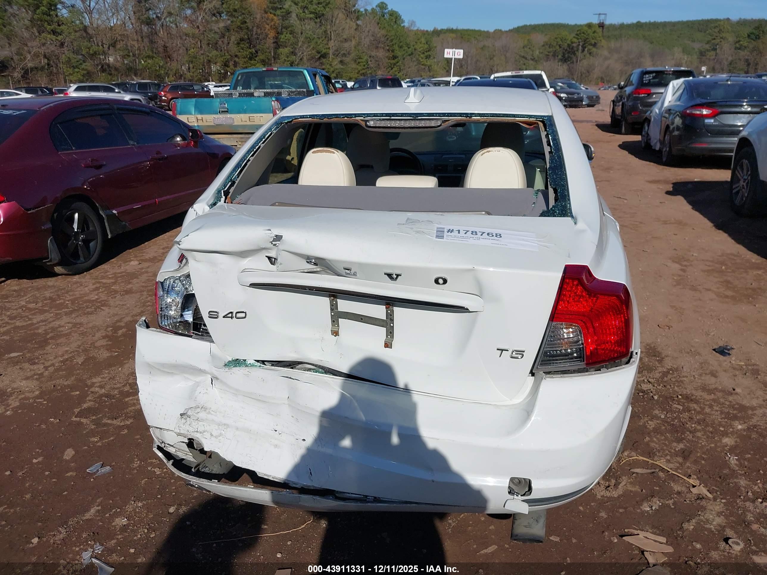 VOLVO S40 image 6