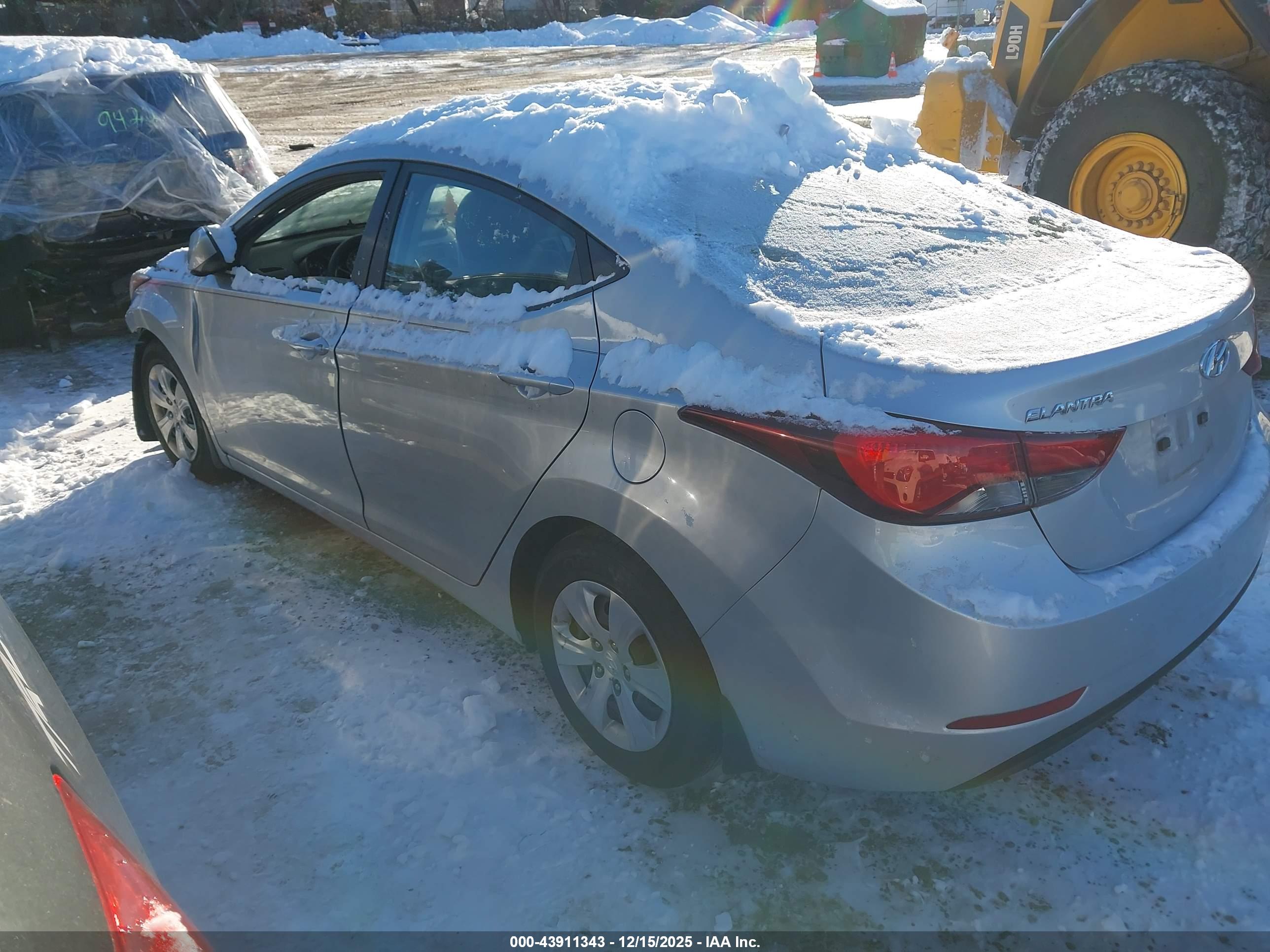 HYUNDAI ELANTRA image 3