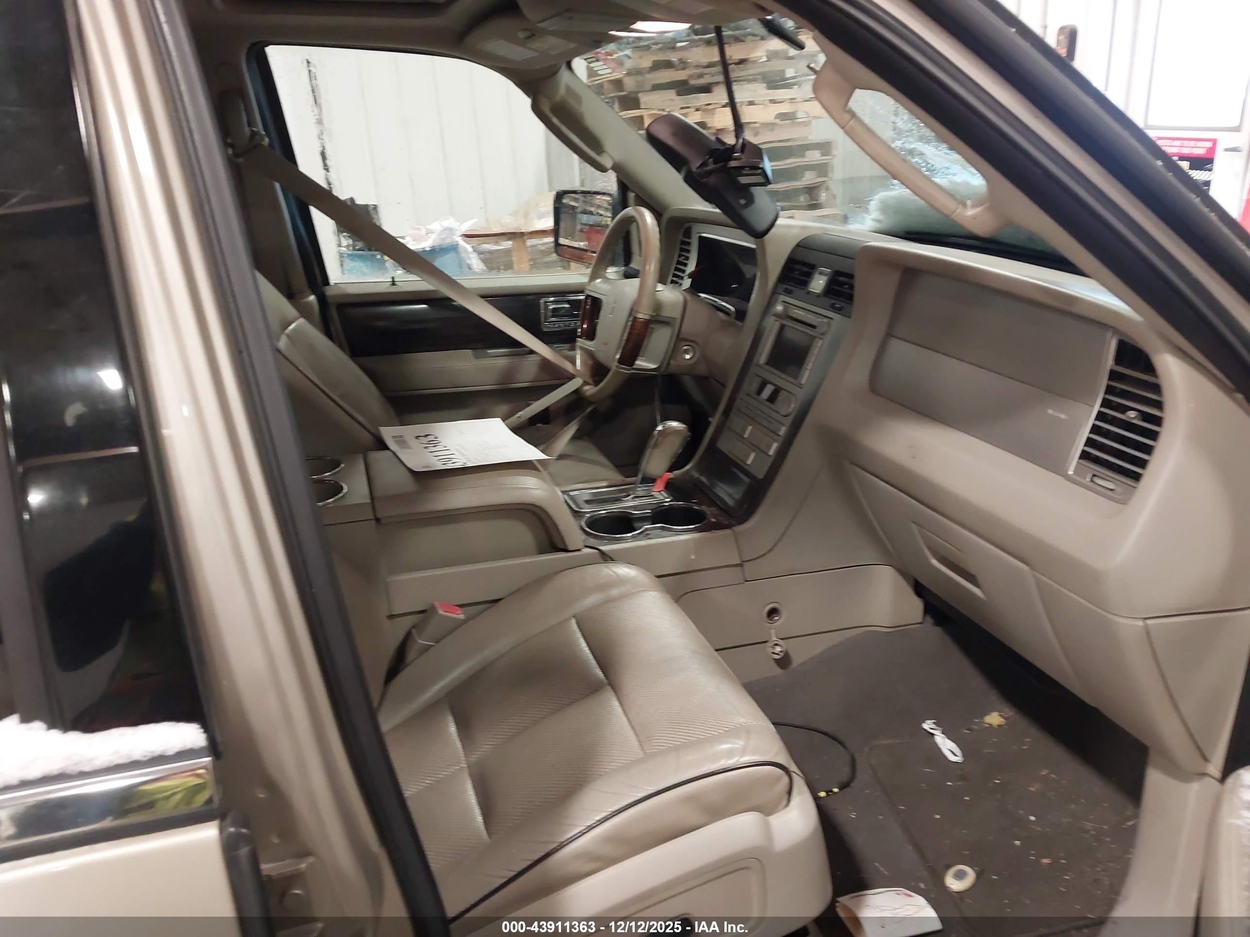 LINCOLN NAVIGATOR image 5