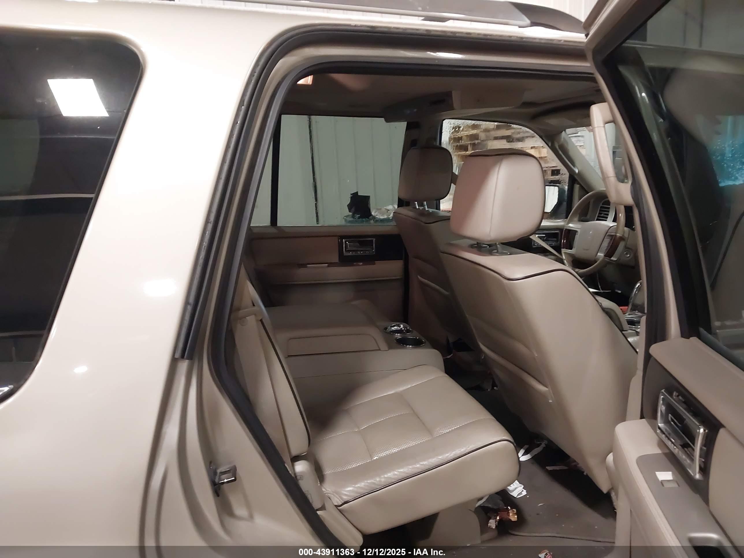 LINCOLN NAVIGATOR image 8