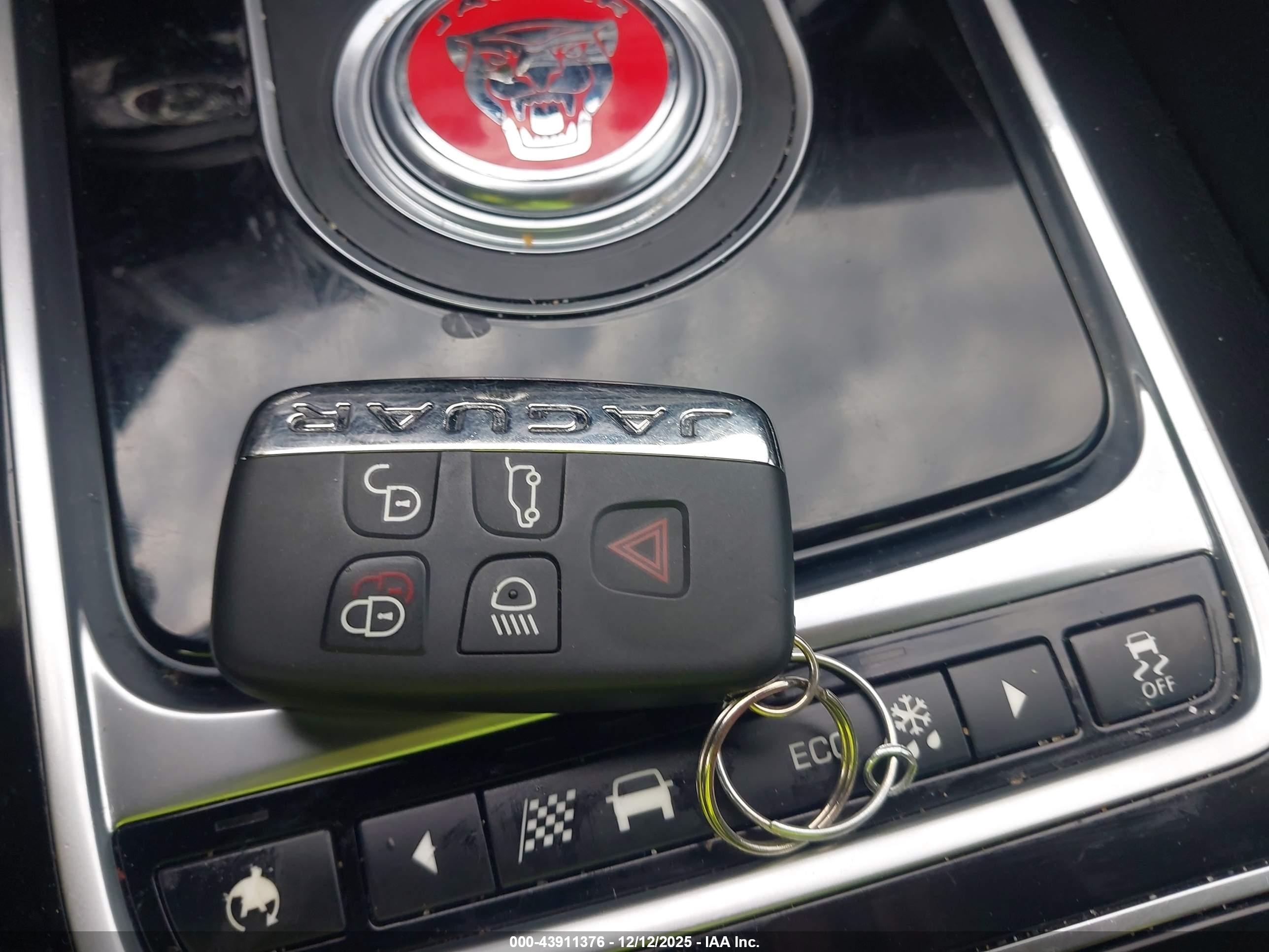 JAGUAR F-PACE image 11