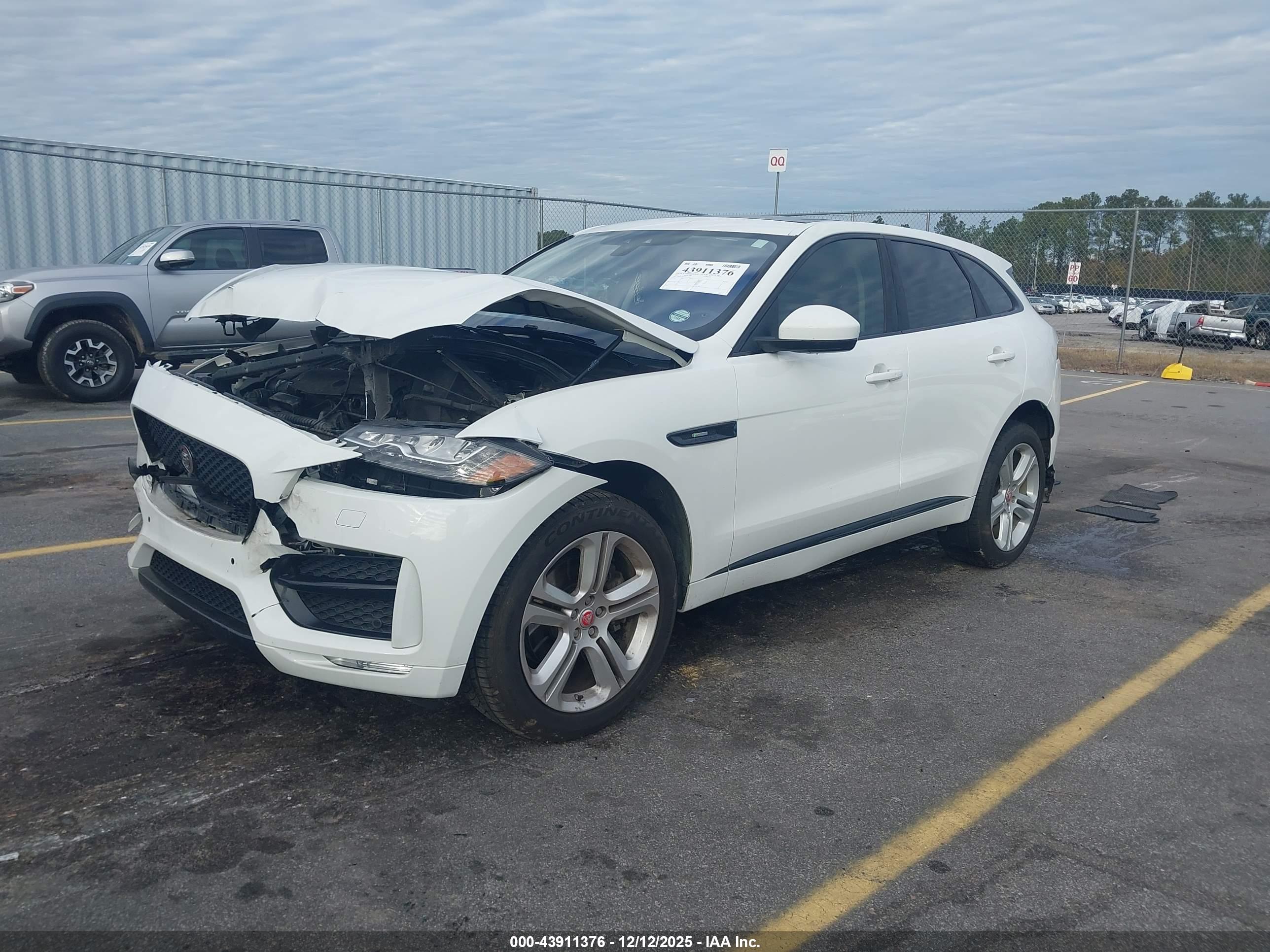 JAGUAR F-PACE image 2