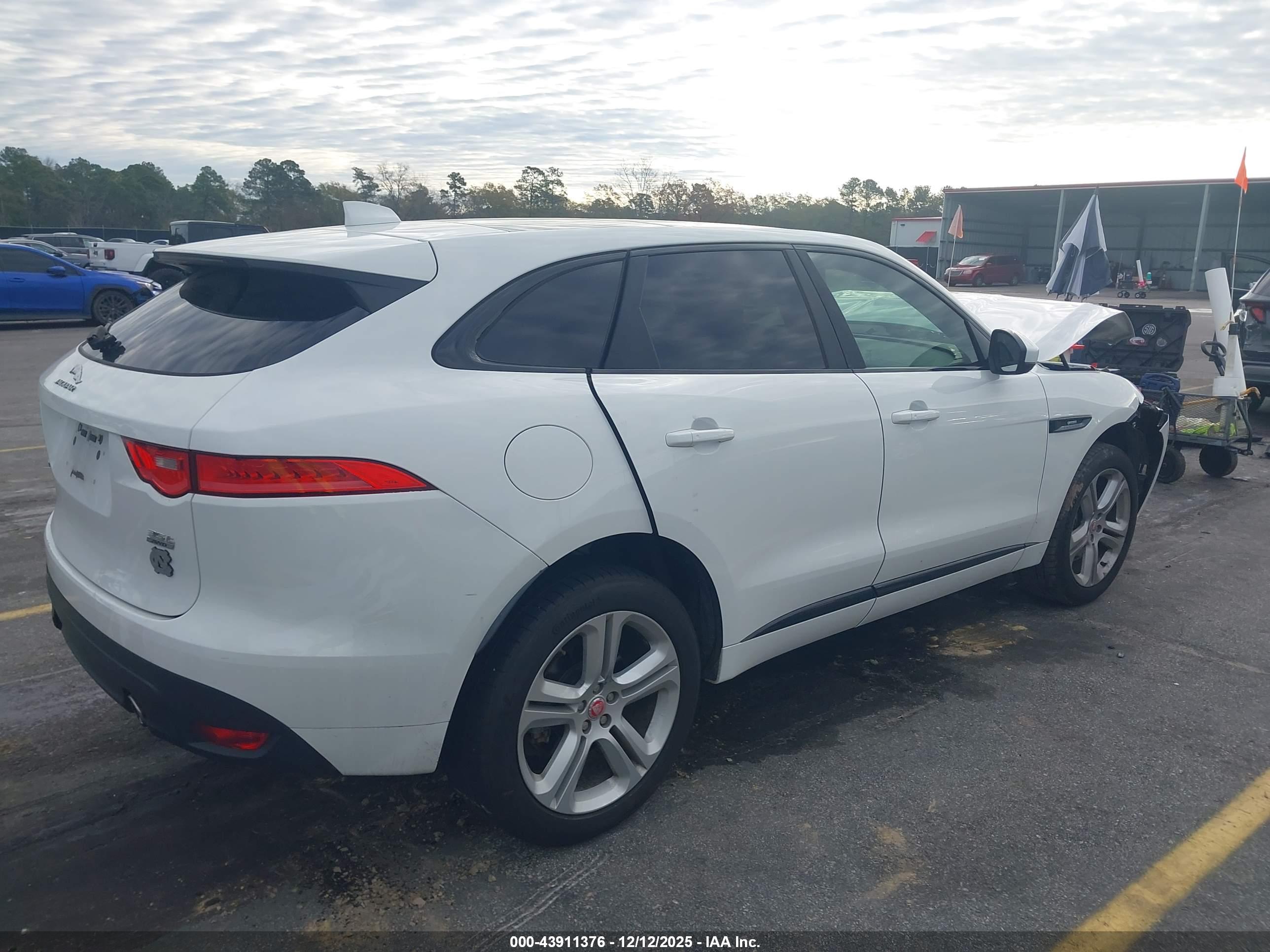 JAGUAR F-PACE image 4