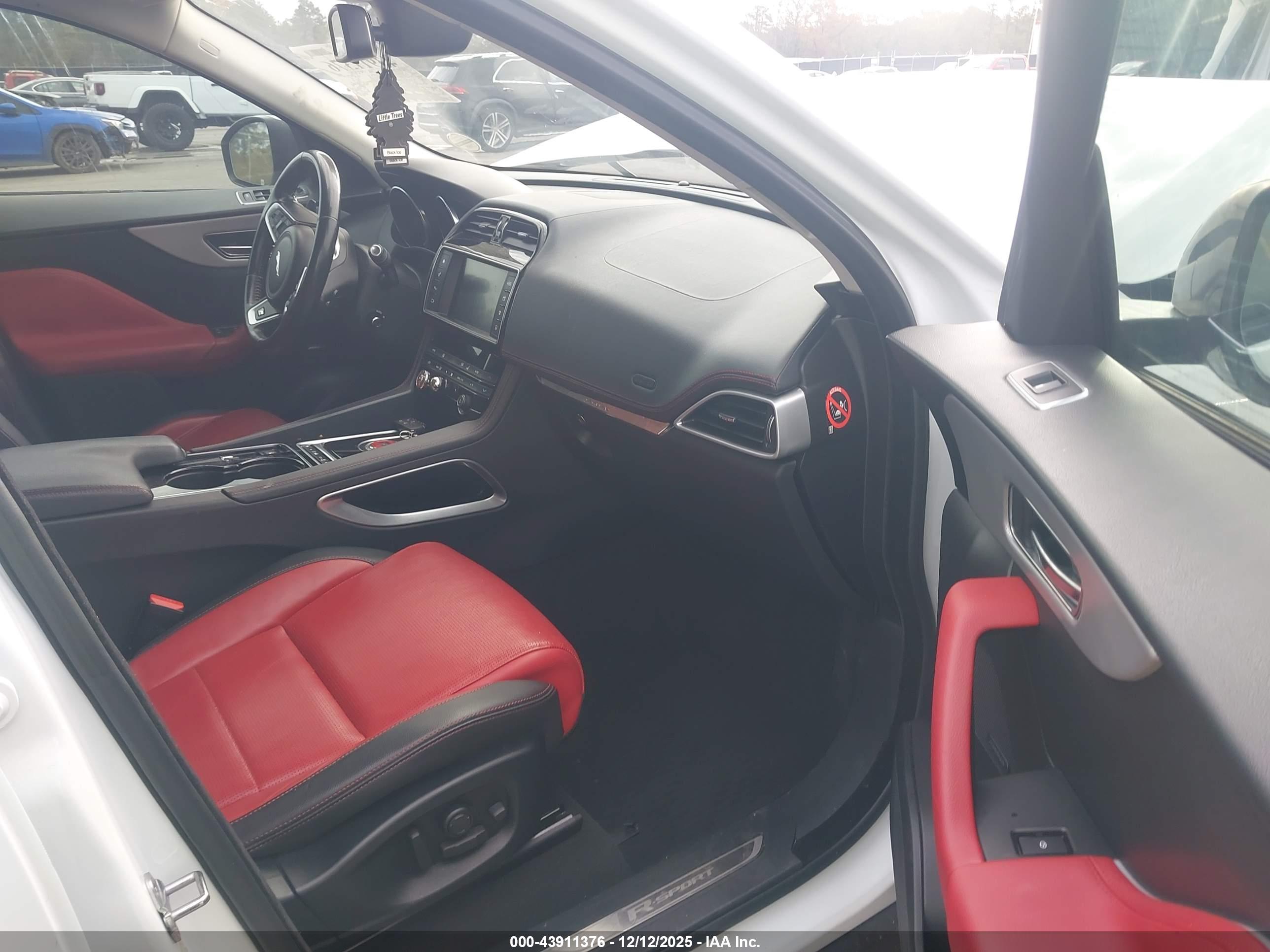 JAGUAR F-PACE image 5