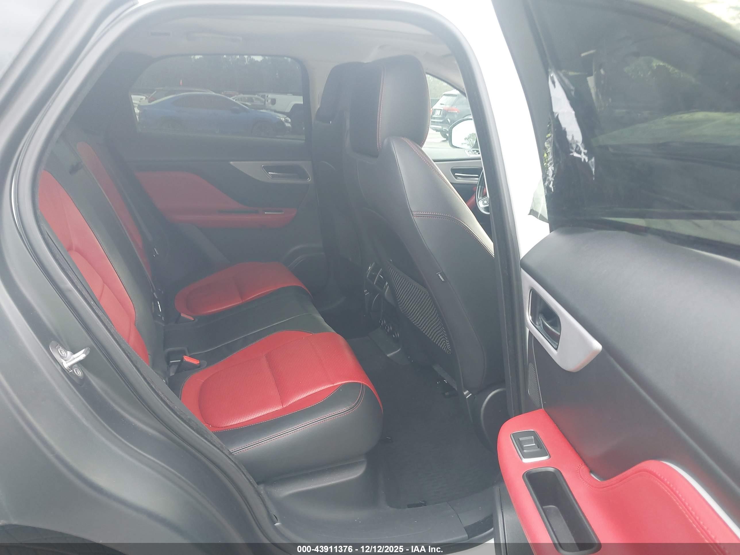 JAGUAR F-PACE image 8