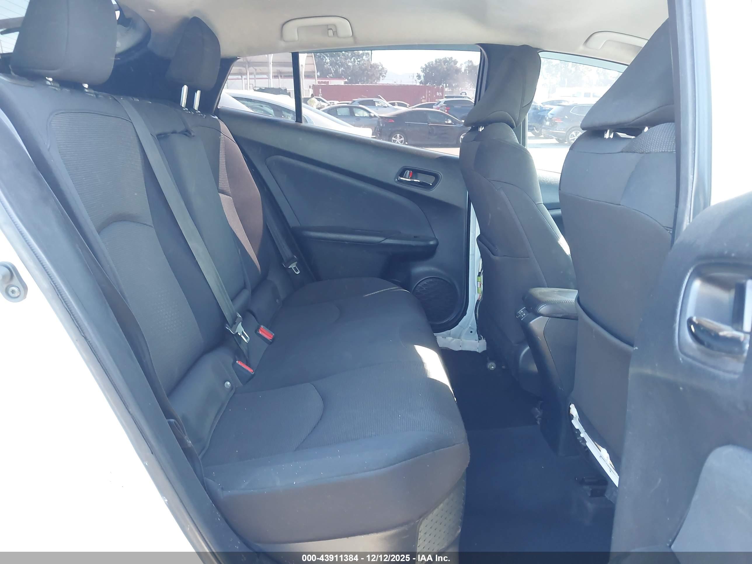 TOYOTA PRIUS image 8