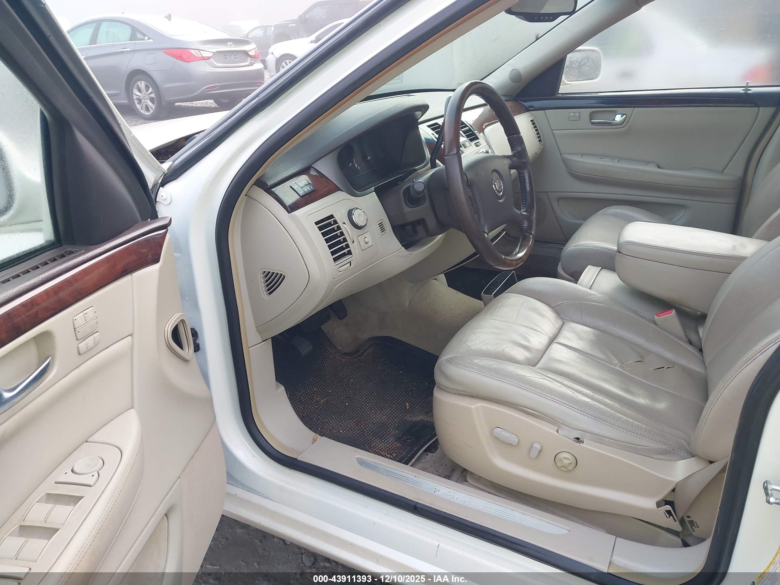 CADILLAC DTS image 5
