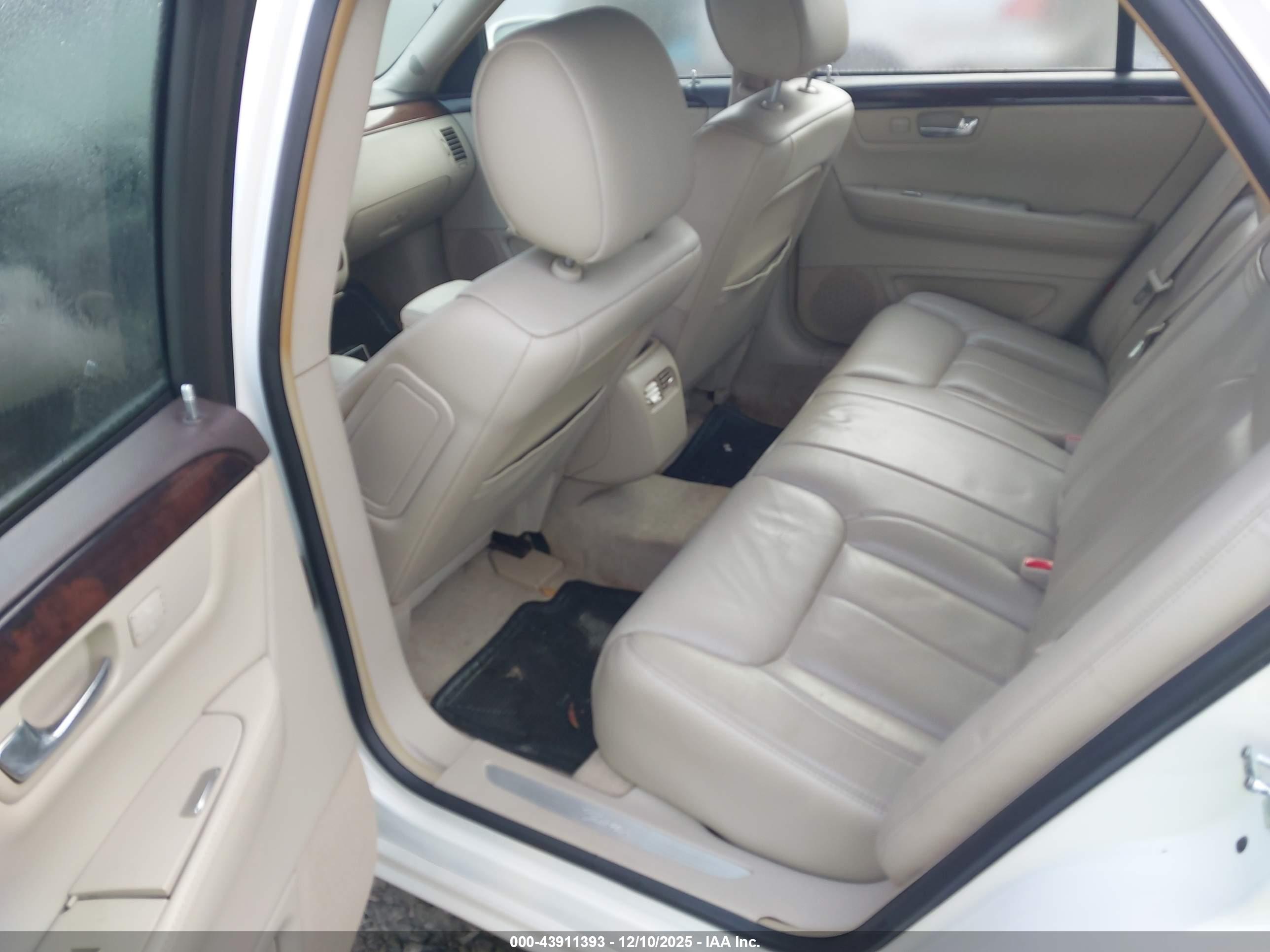 CADILLAC DTS image 8