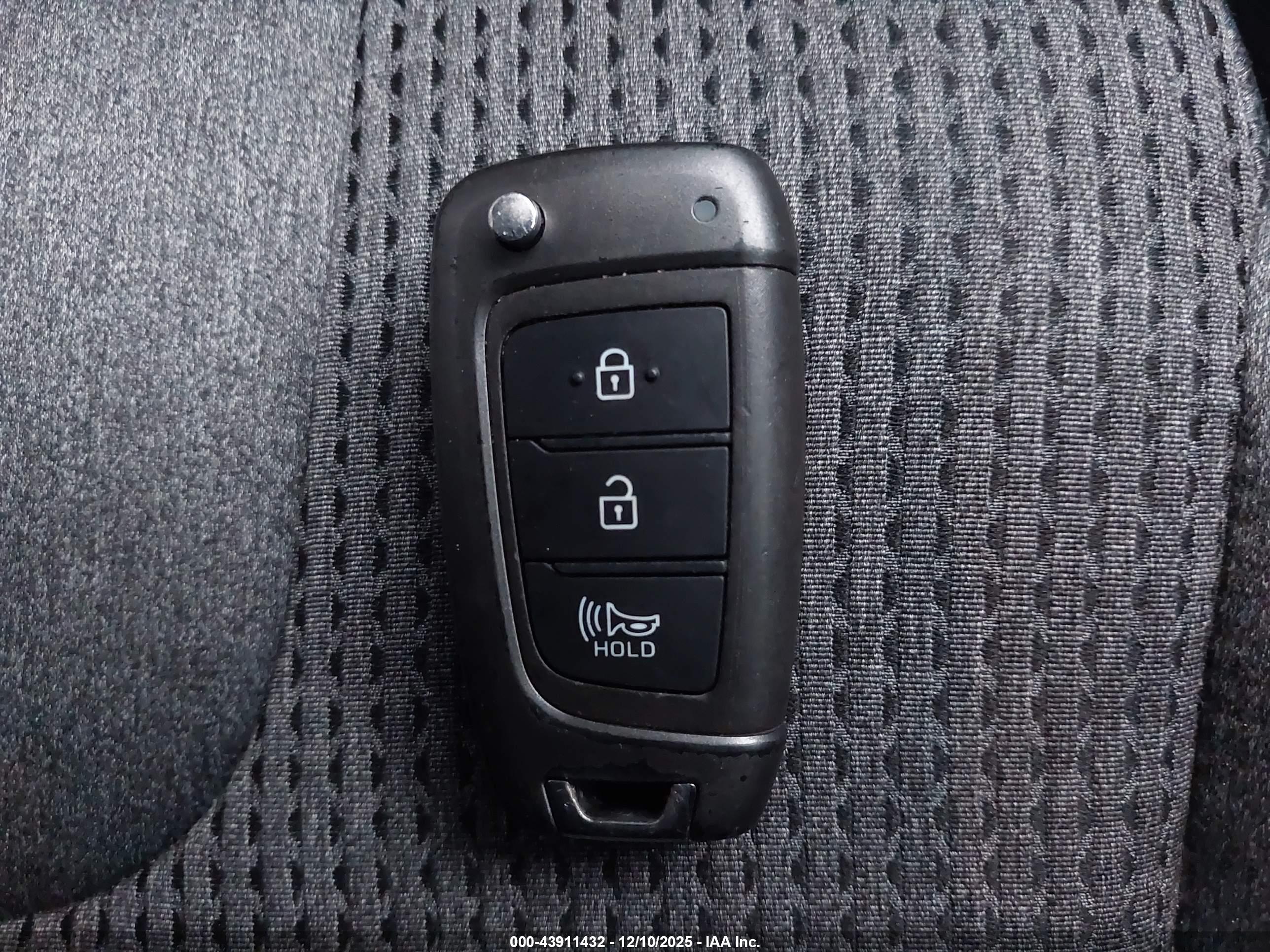 HYUNDAI SANTA image 11