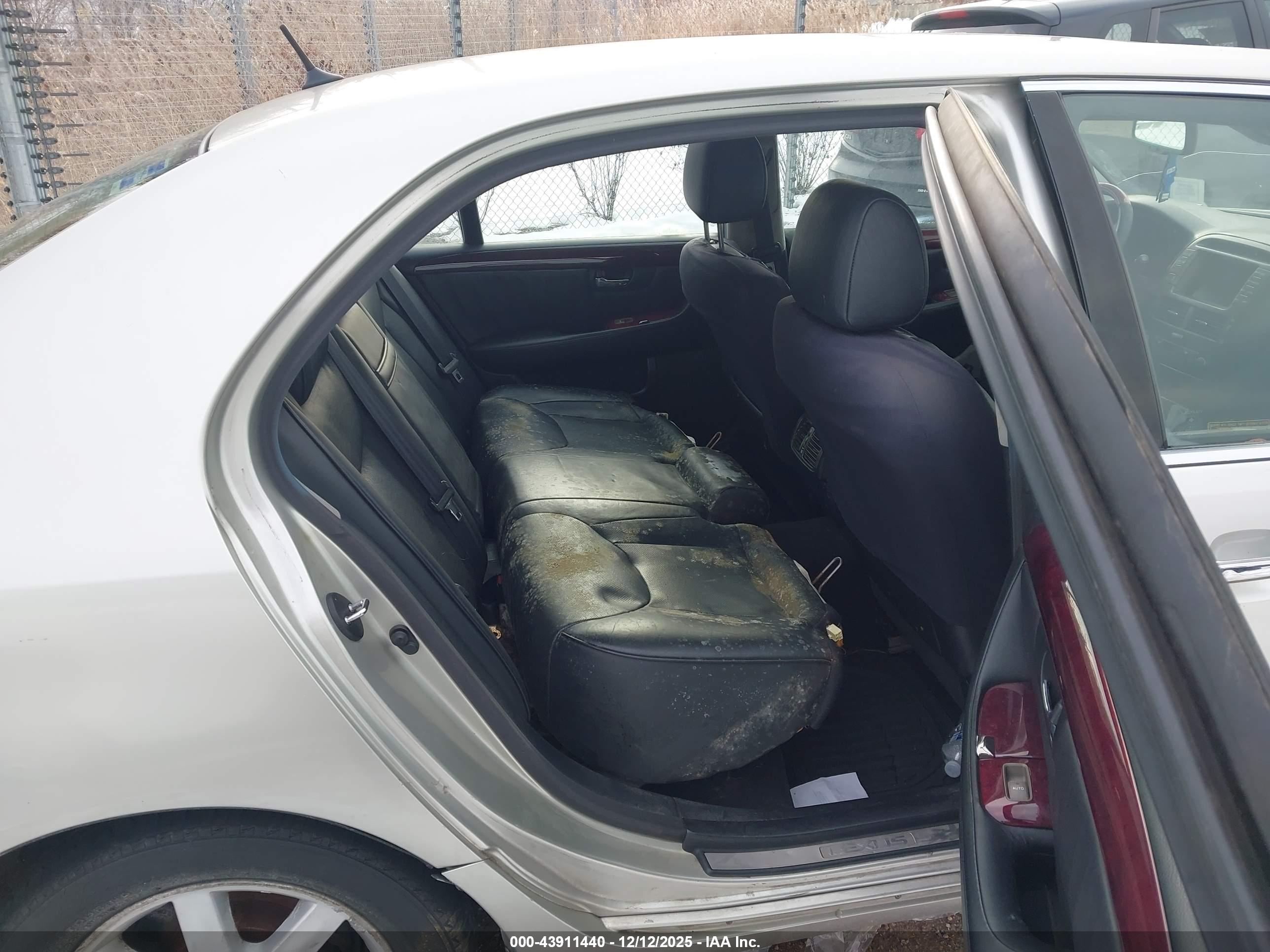 LEXUS LS image 8