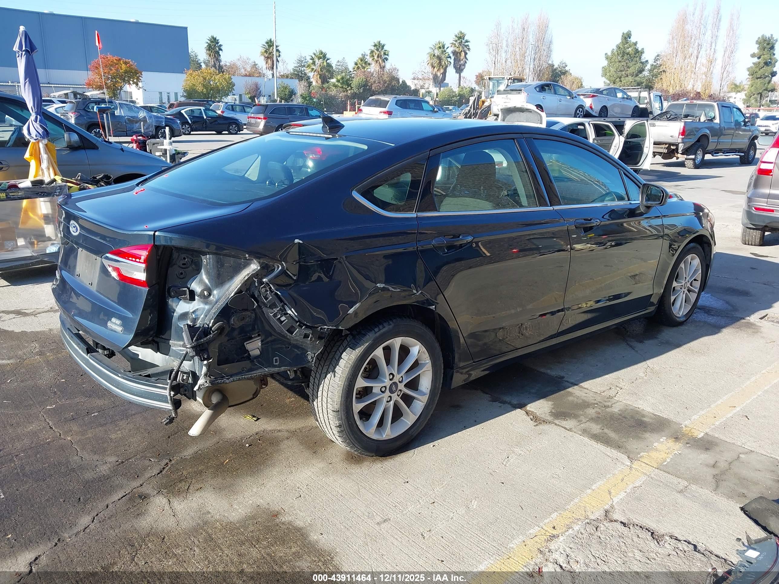 FORD FUSION image 4