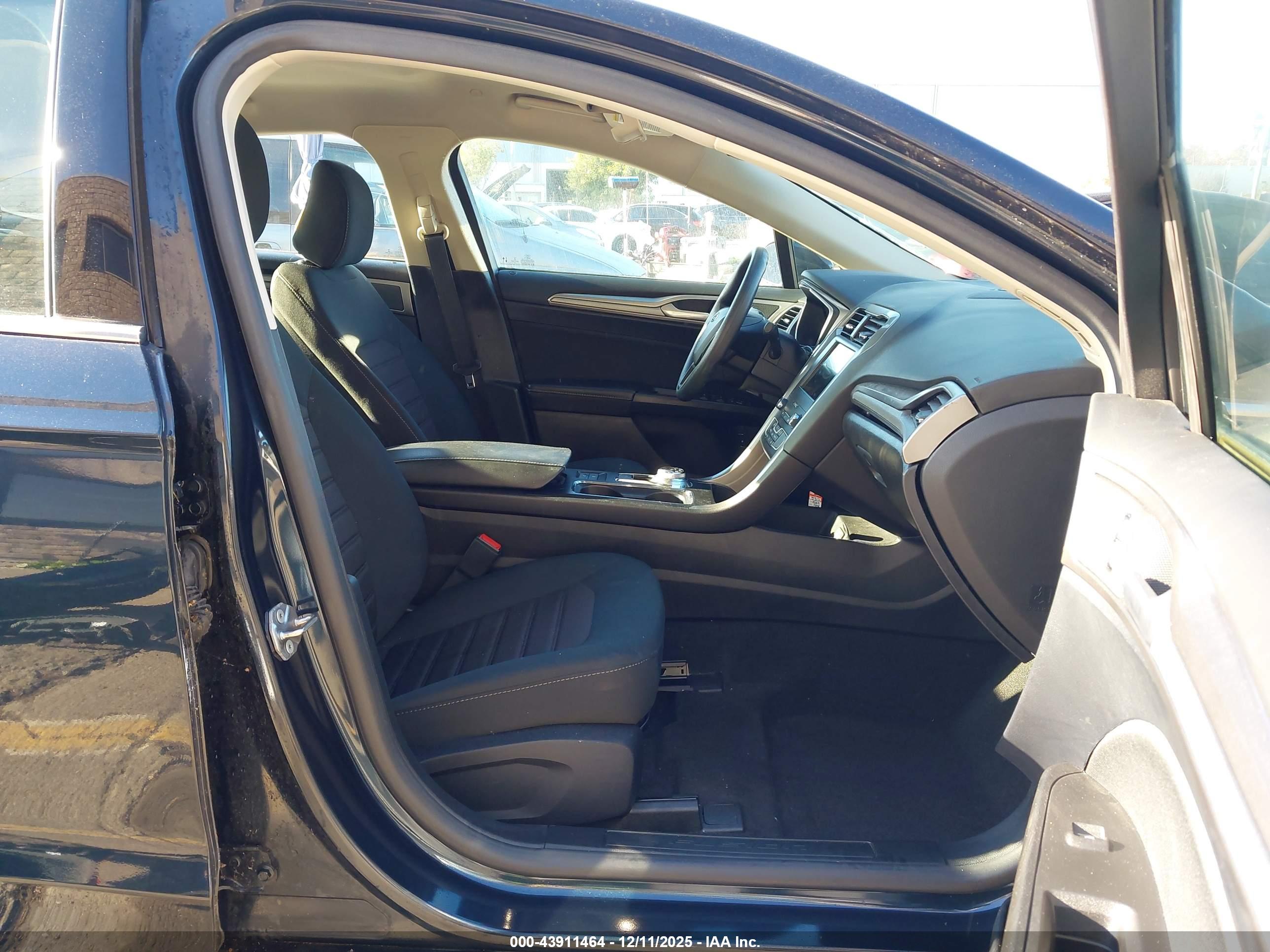 FORD FUSION image 5