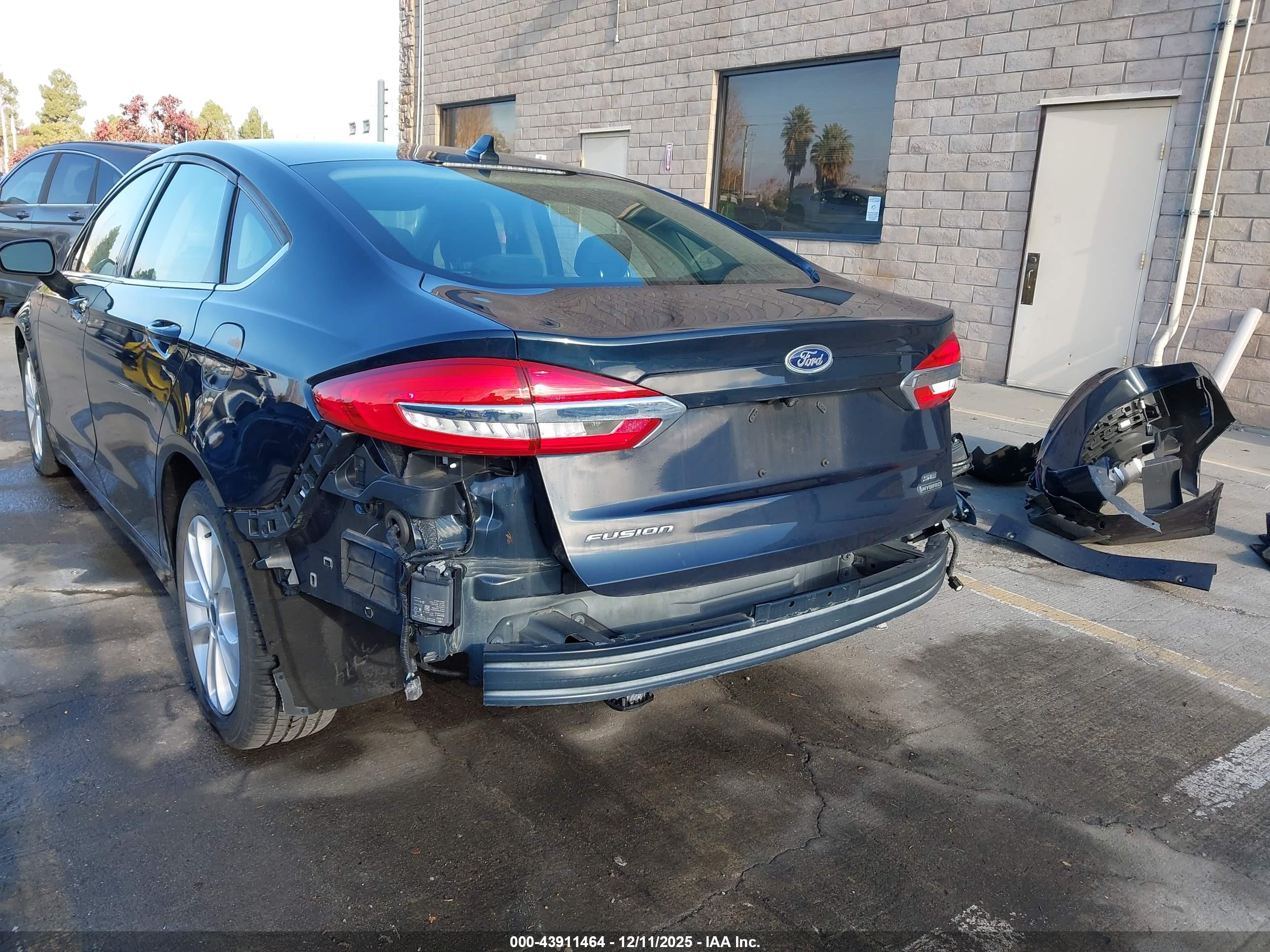 FORD FUSION image 6