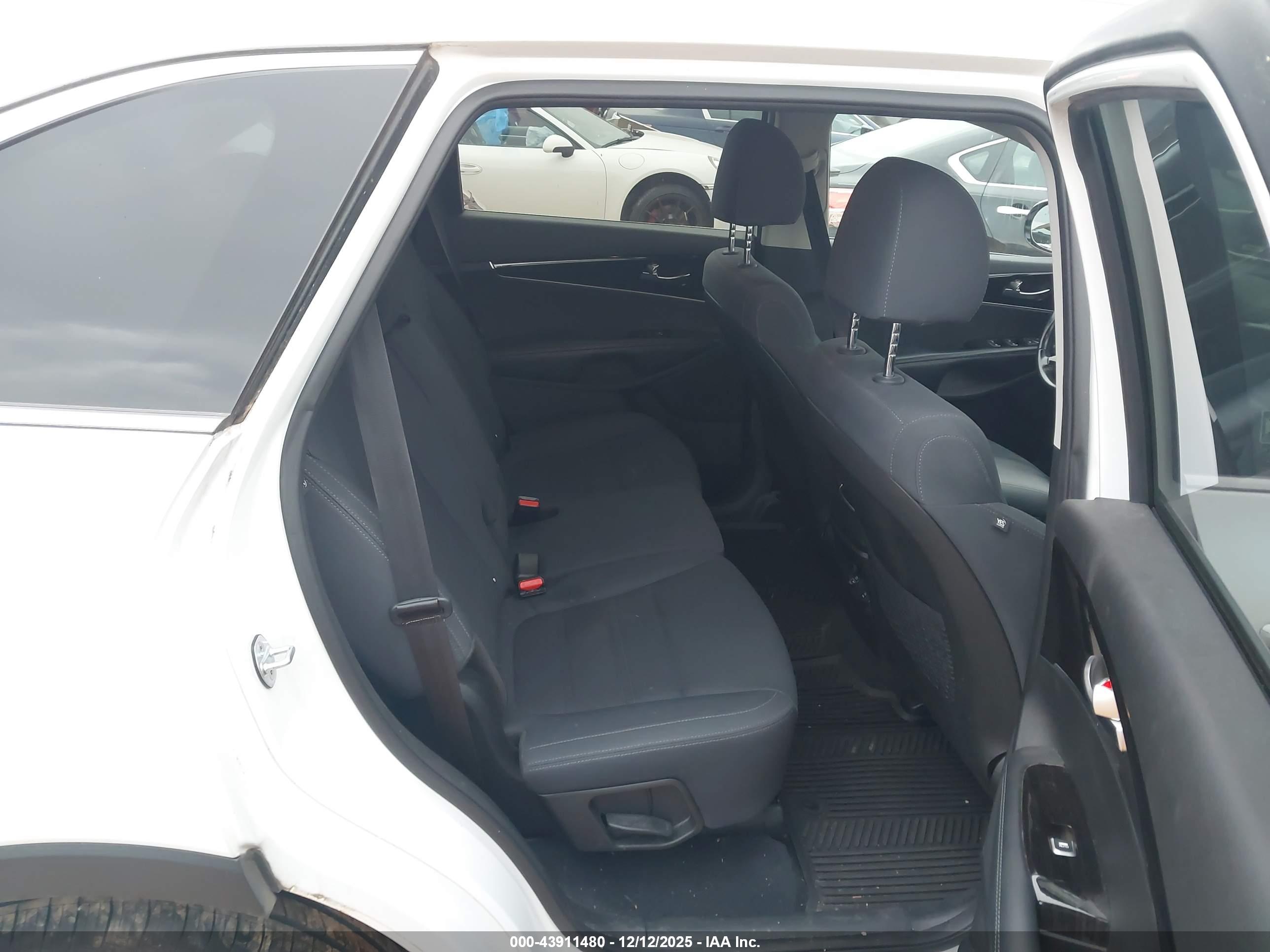 KIA SORENTO image 8