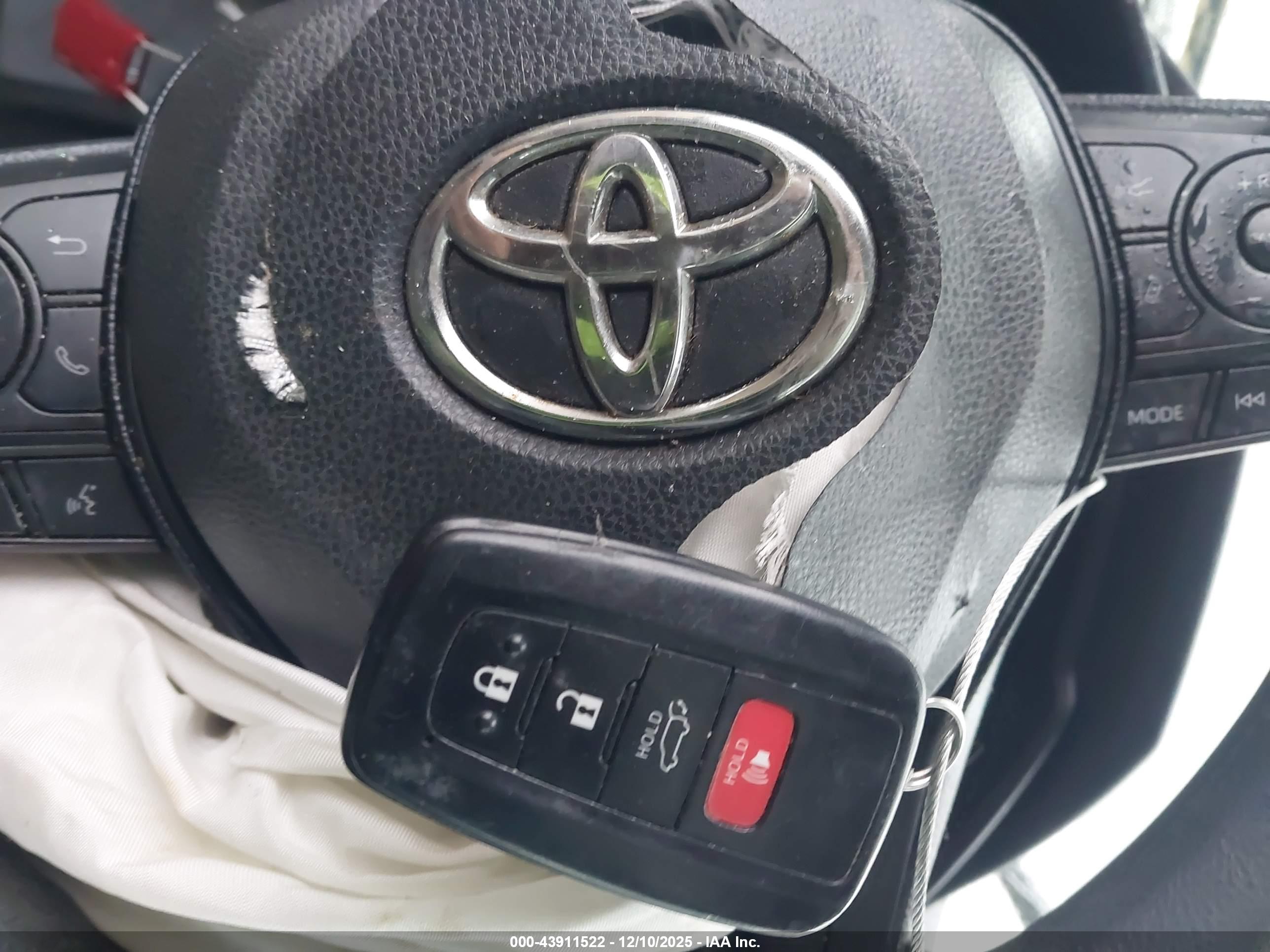TOYOTA RAV4 image 11