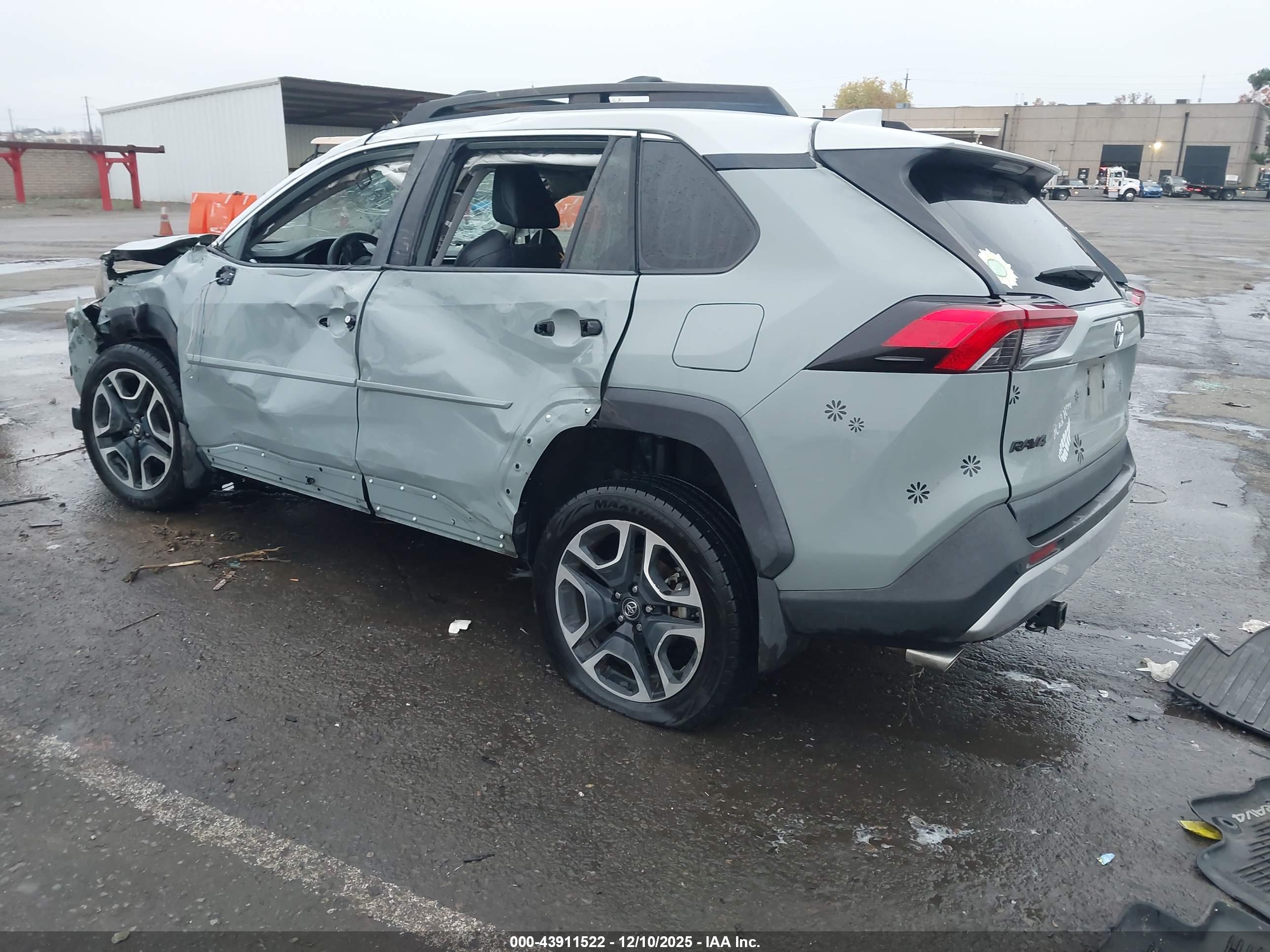TOYOTA RAV4 image 3