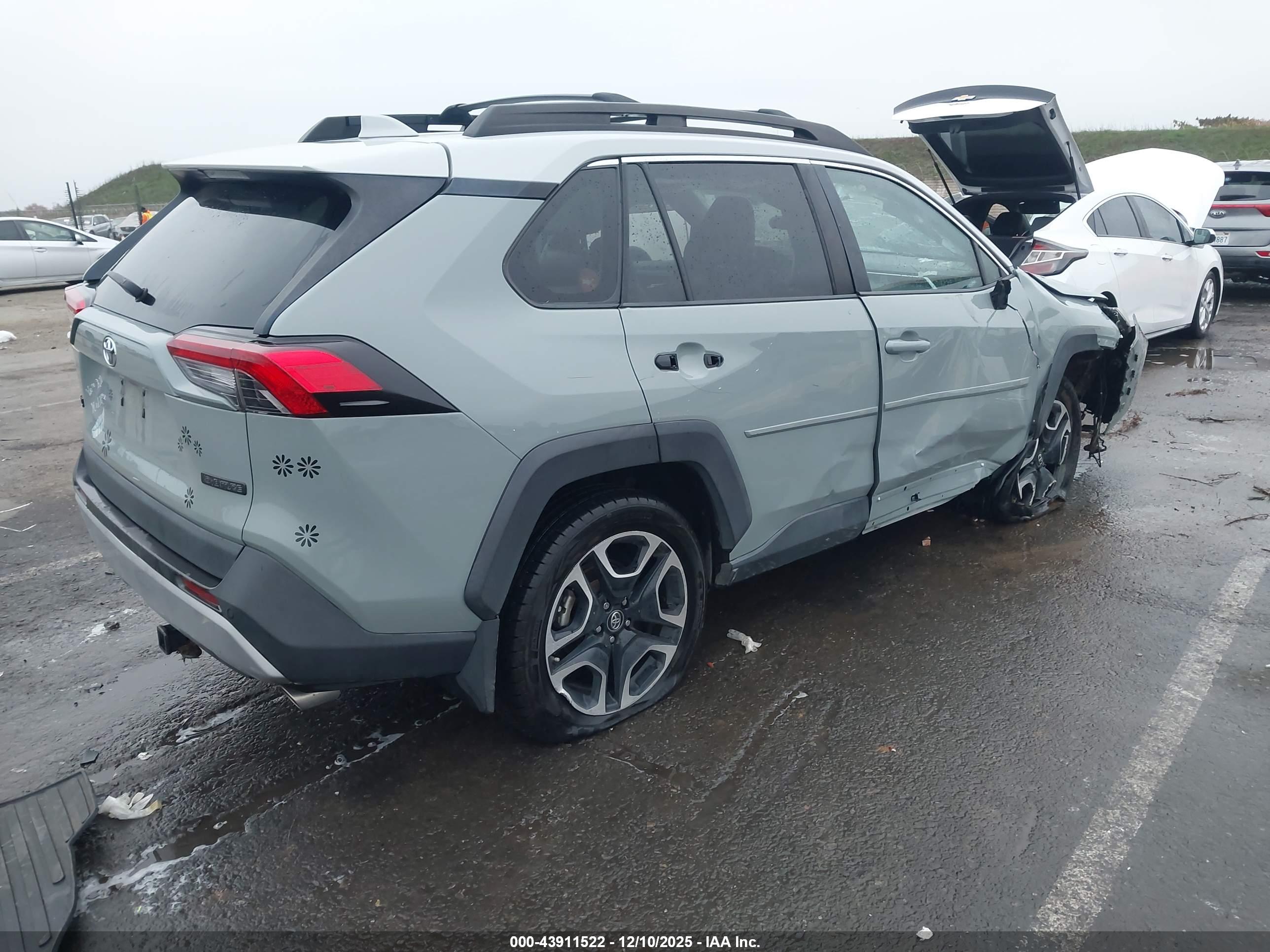 TOYOTA RAV4 image 4