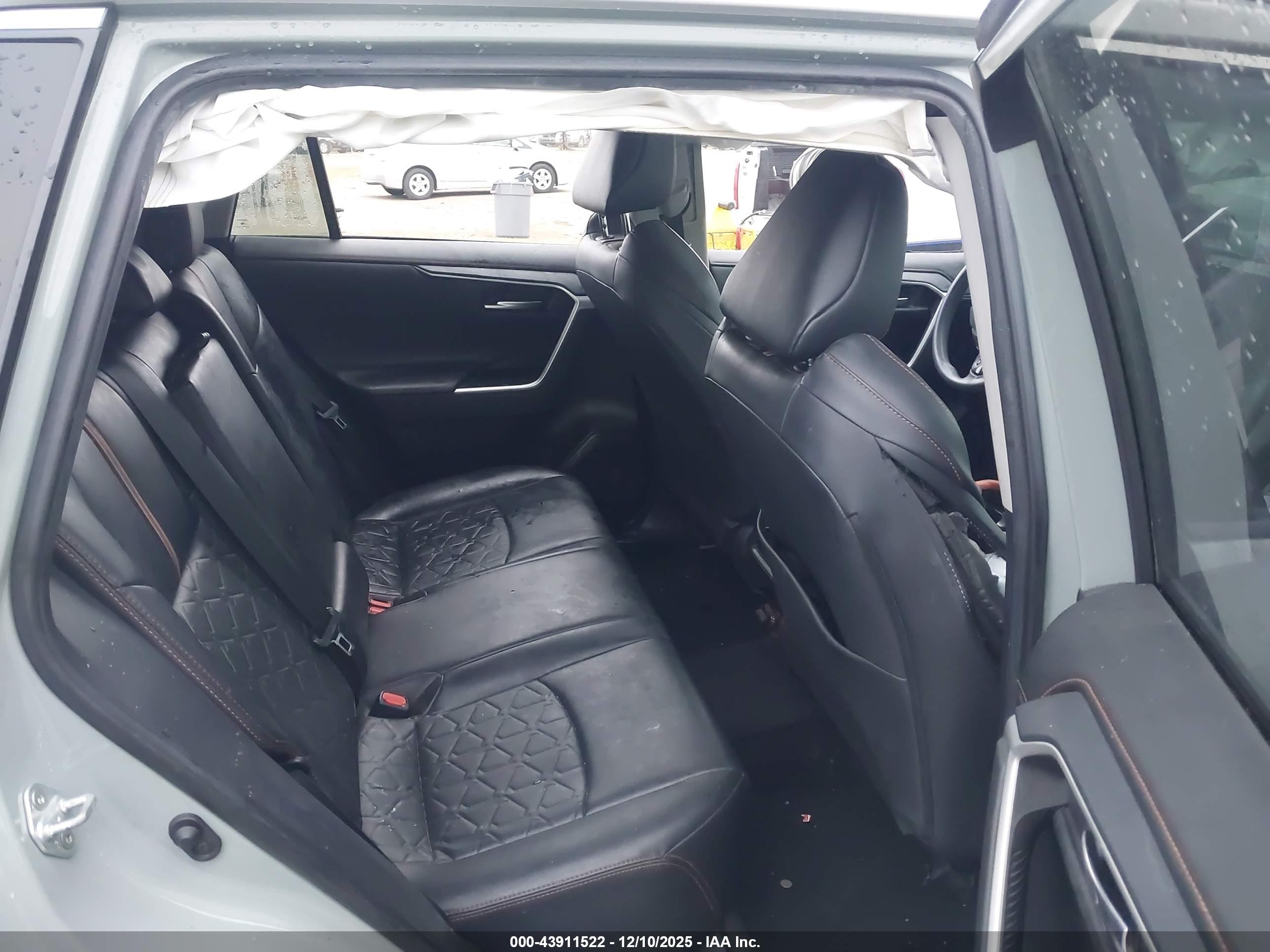 TOYOTA RAV4 image 8