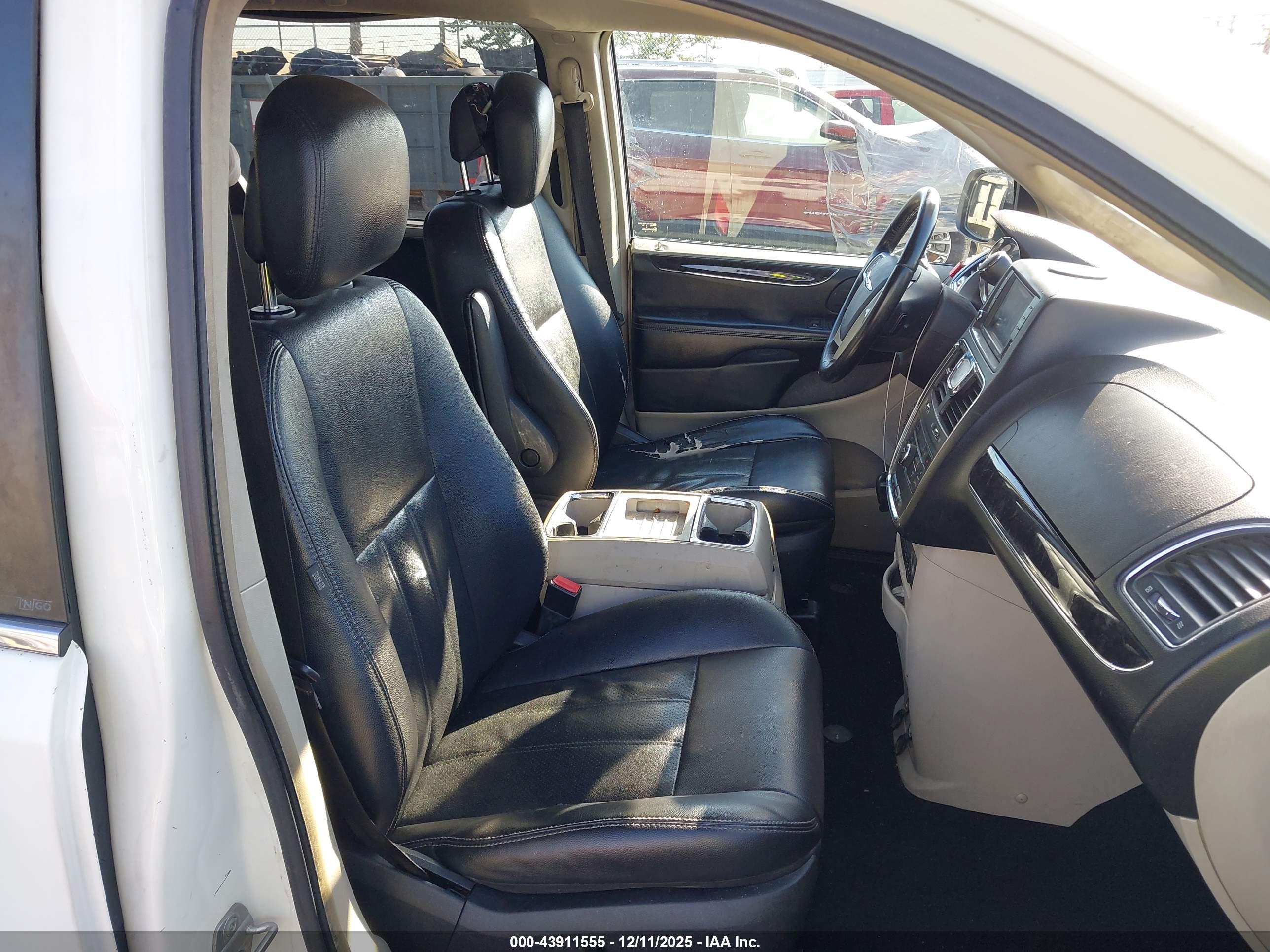 CHRYSLER TOWN image 5
