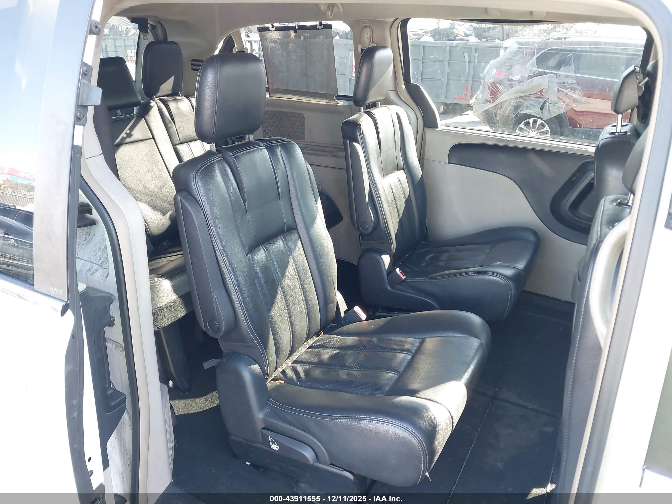 CHRYSLER TOWN image 8