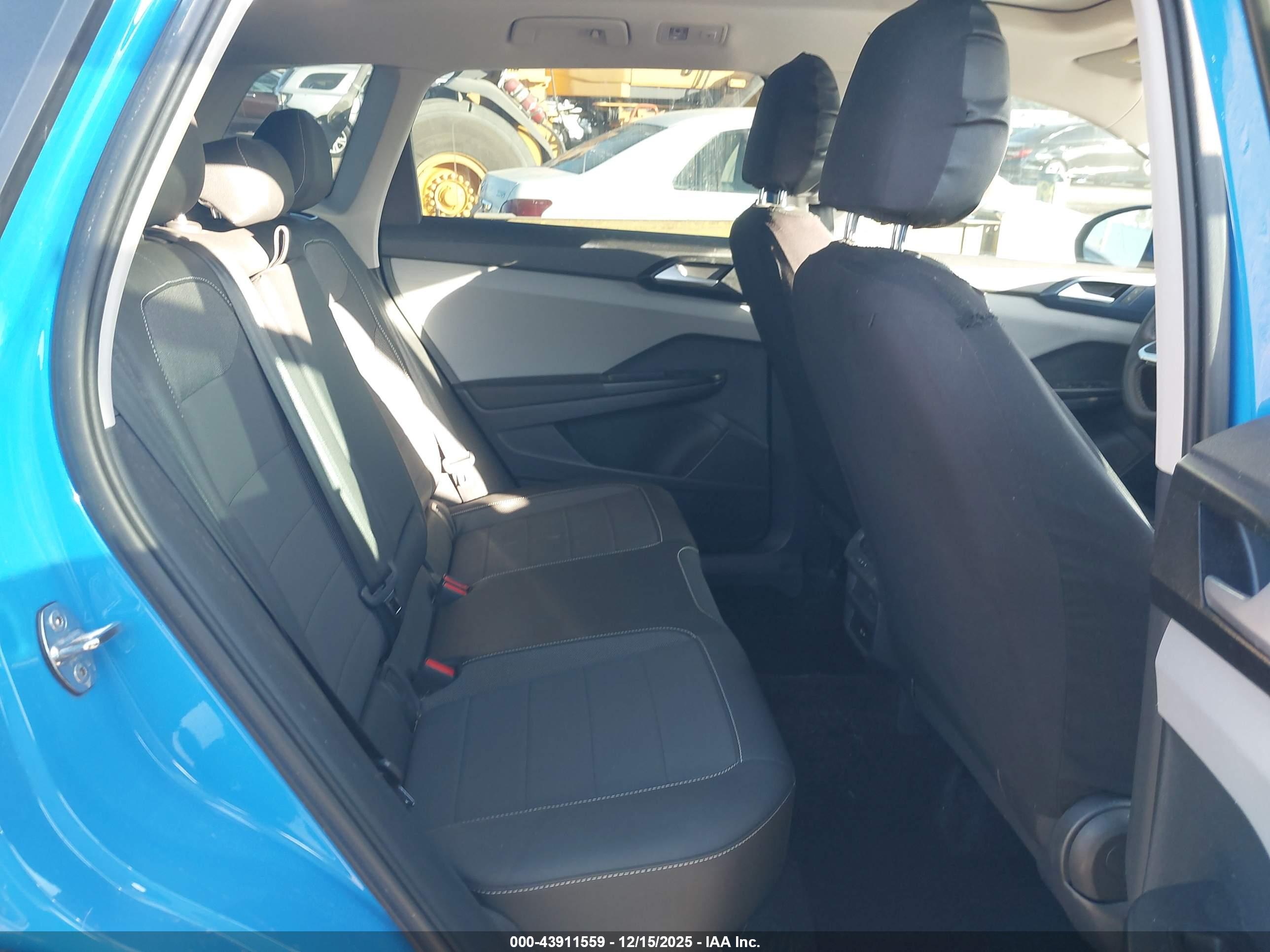 VOLKSWAGEN TAOS image 8