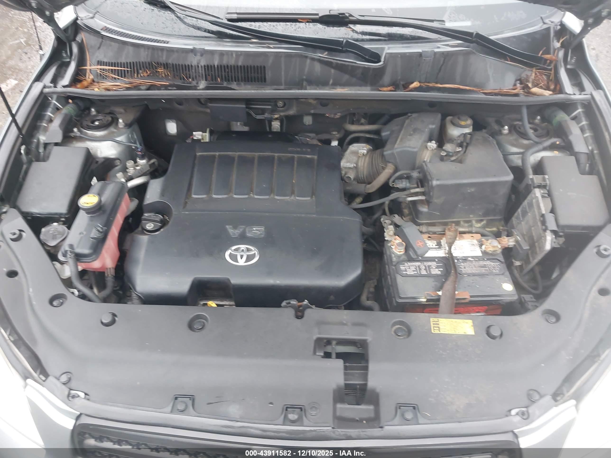 TOYOTA RAV4 image 10