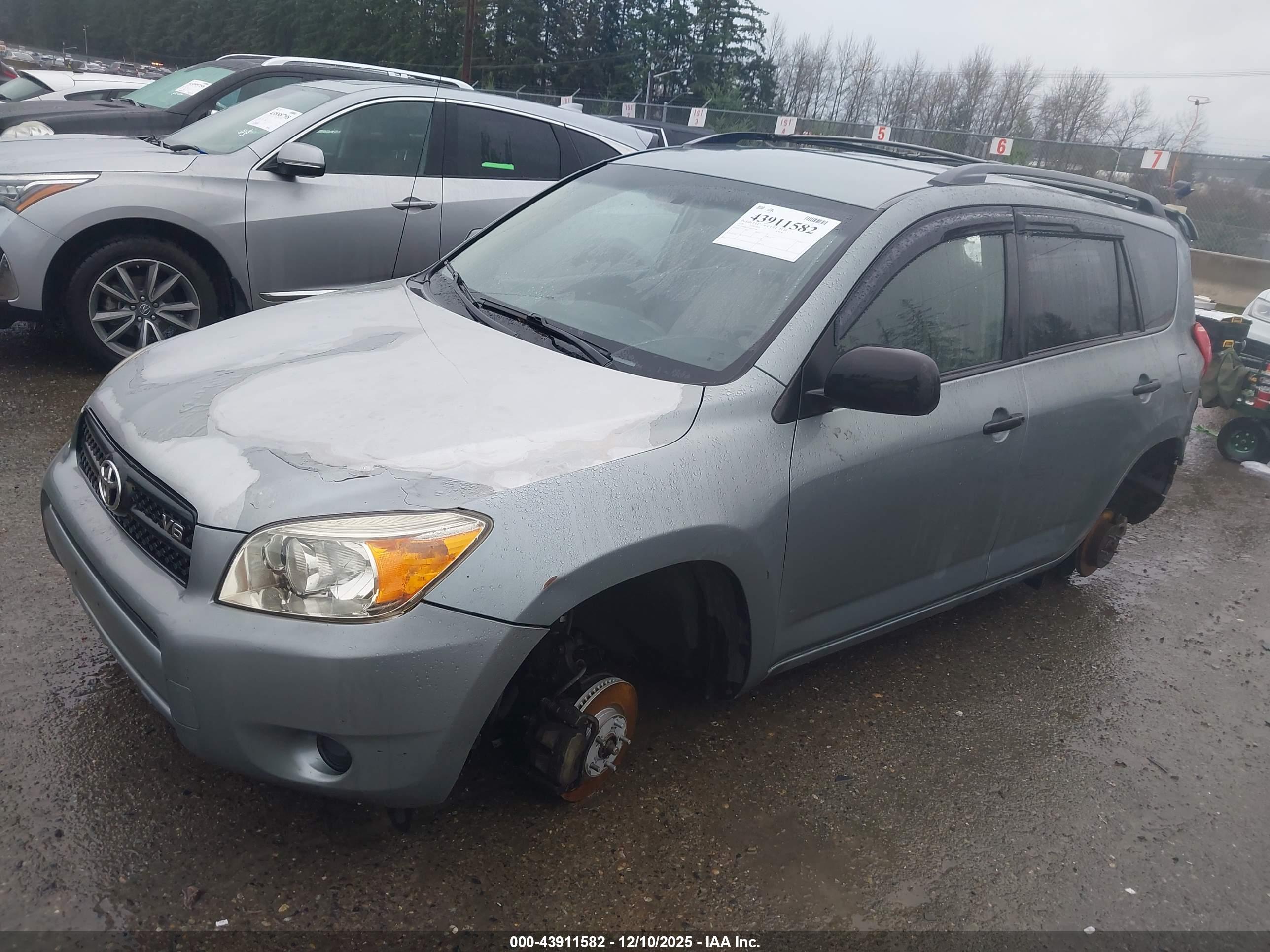 TOYOTA RAV4 image 2