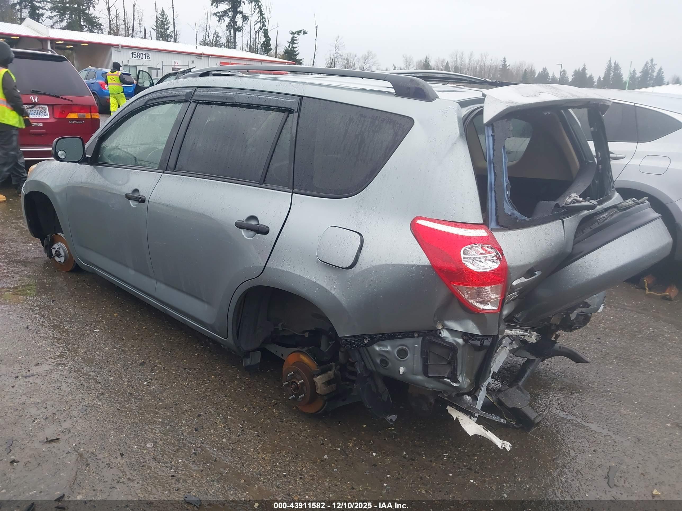 TOYOTA RAV4 image 3