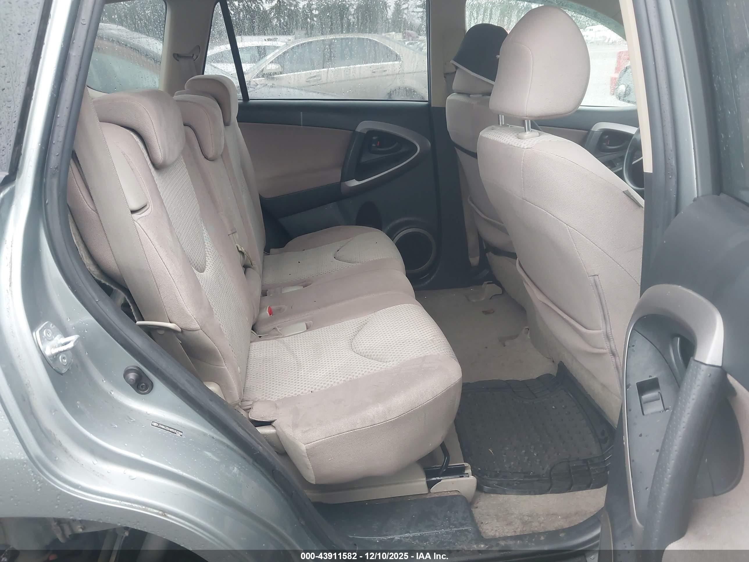 TOYOTA RAV4 image 8