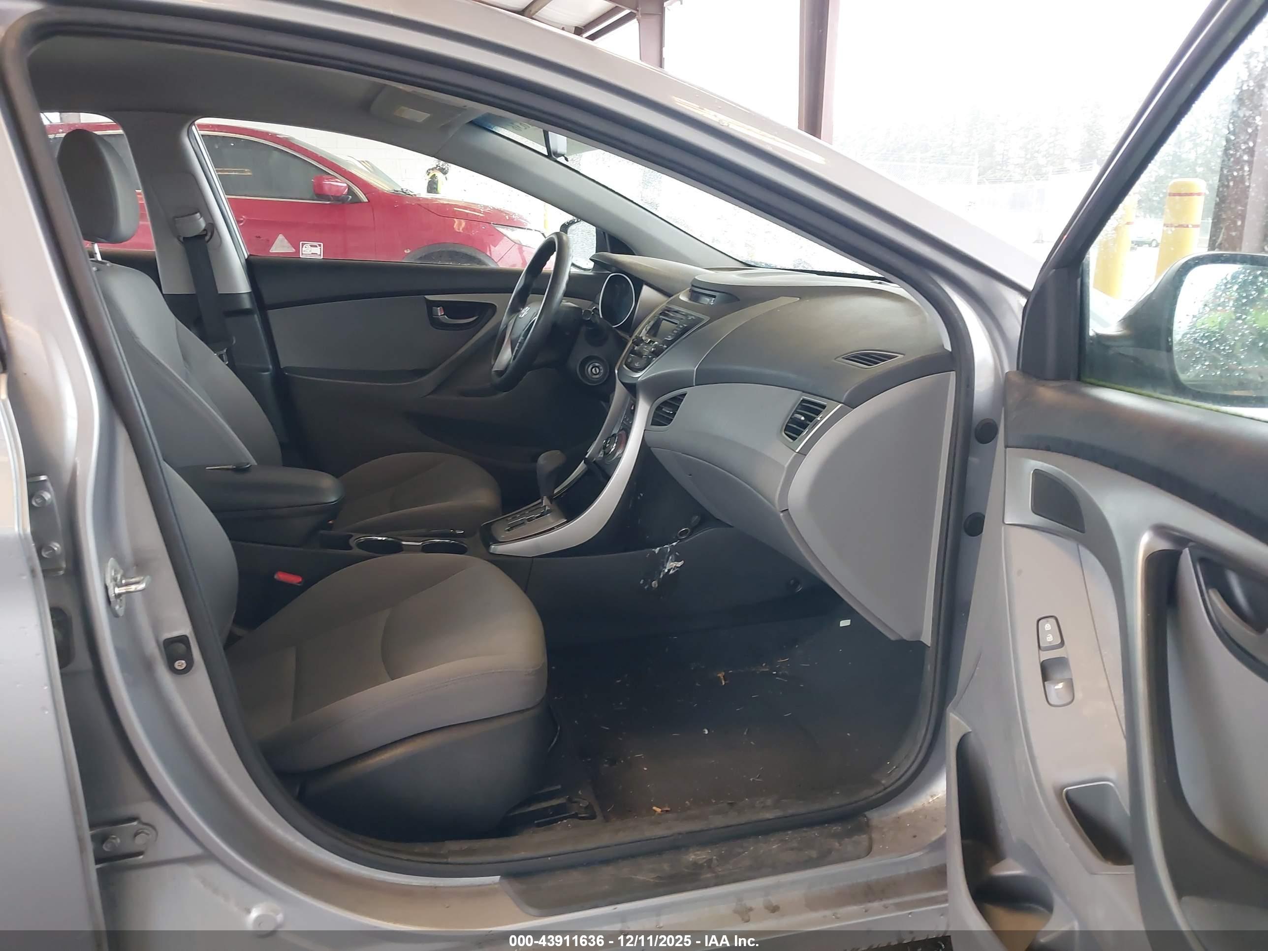 HYUNDAI ELANTRA image 5