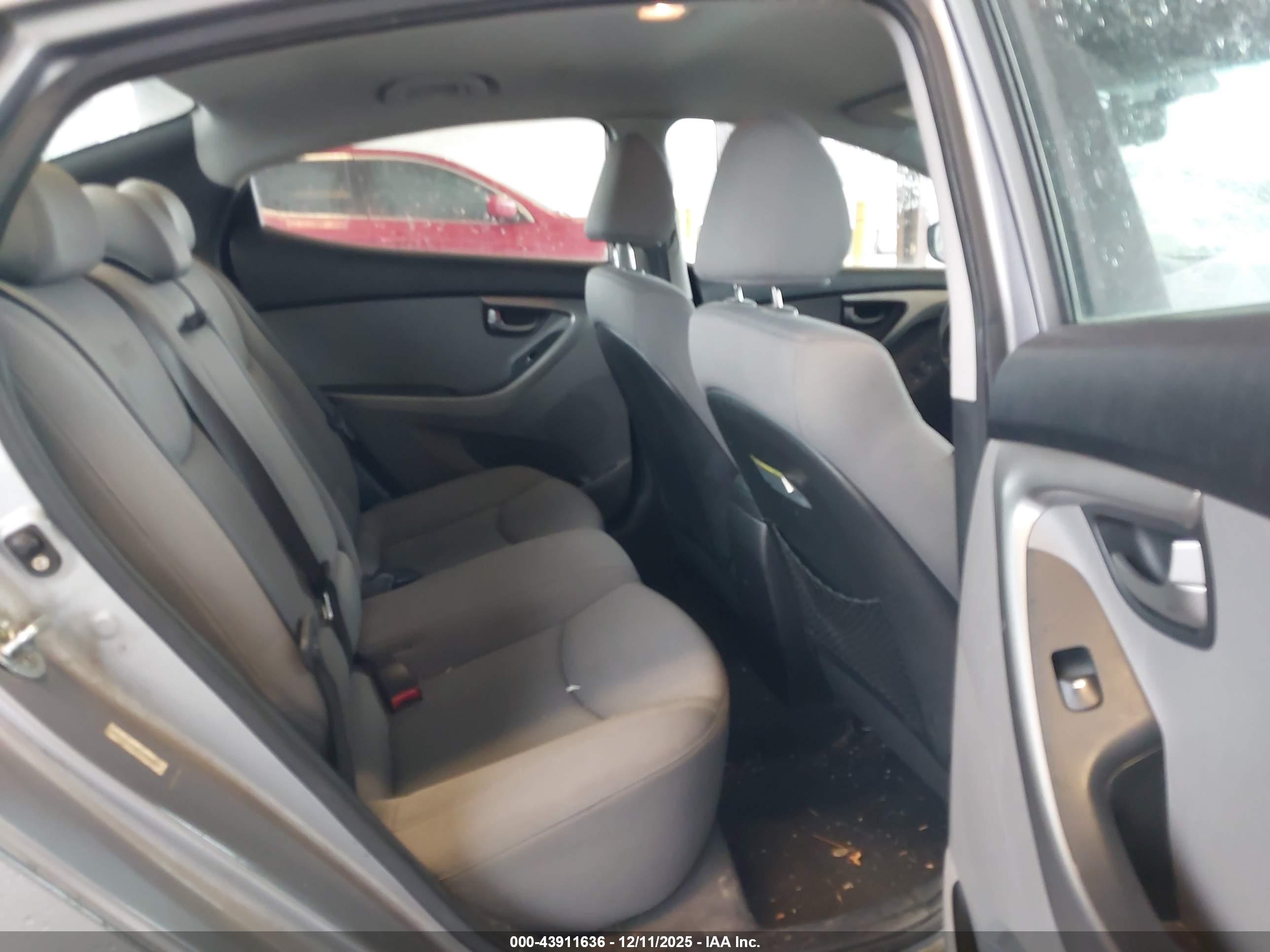 HYUNDAI ELANTRA image 8