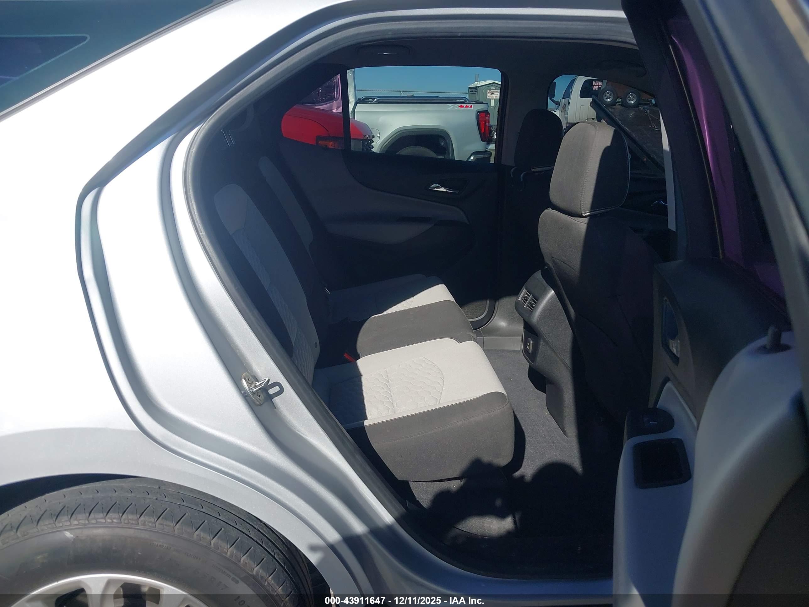 CHEVROLET EQUINOX image 8