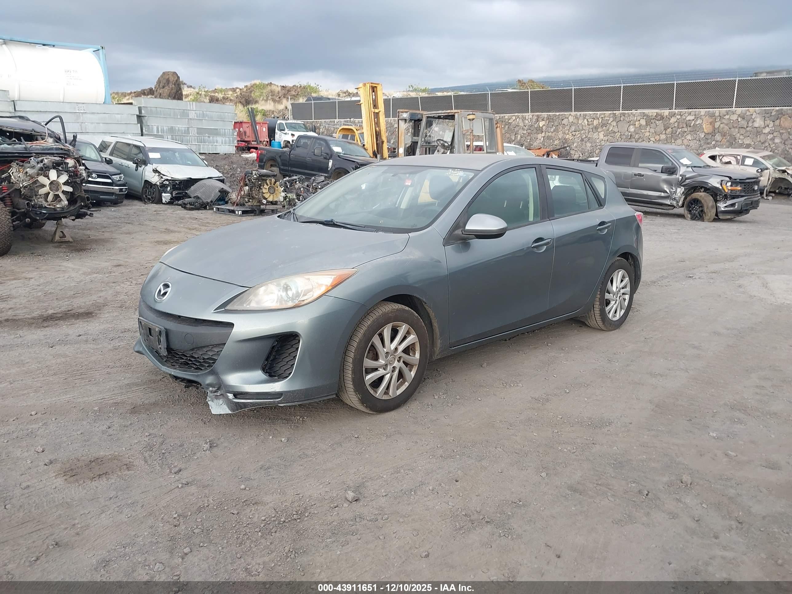 MAZDA 3 image 2