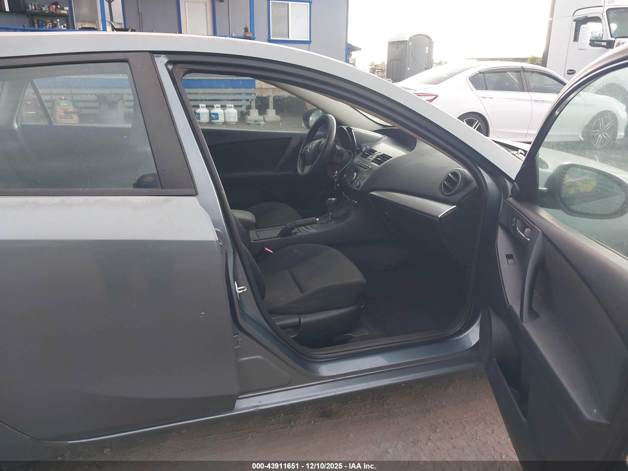 MAZDA 3 image 5
