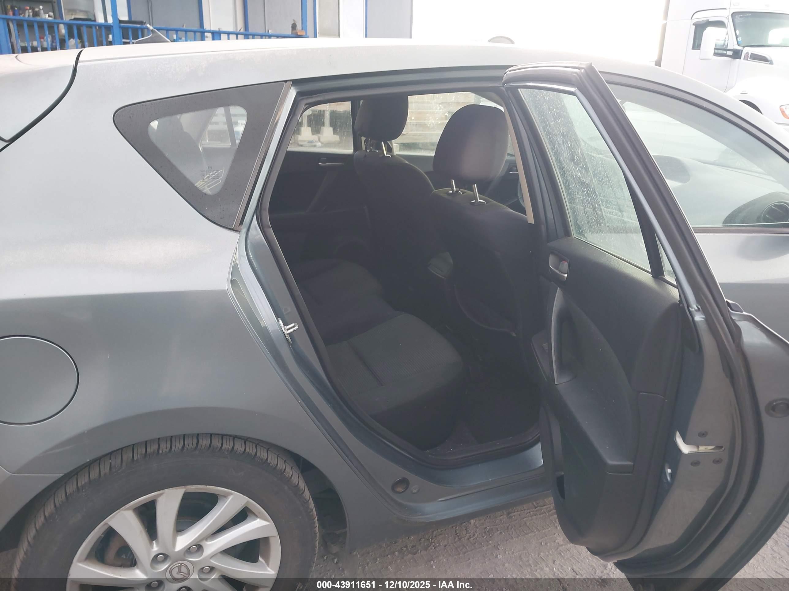 MAZDA 3 image 8