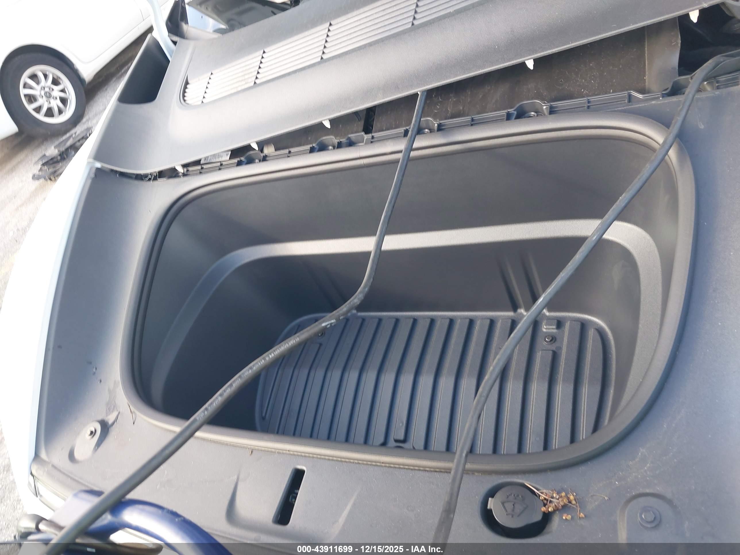 TESLA MODEL image 10