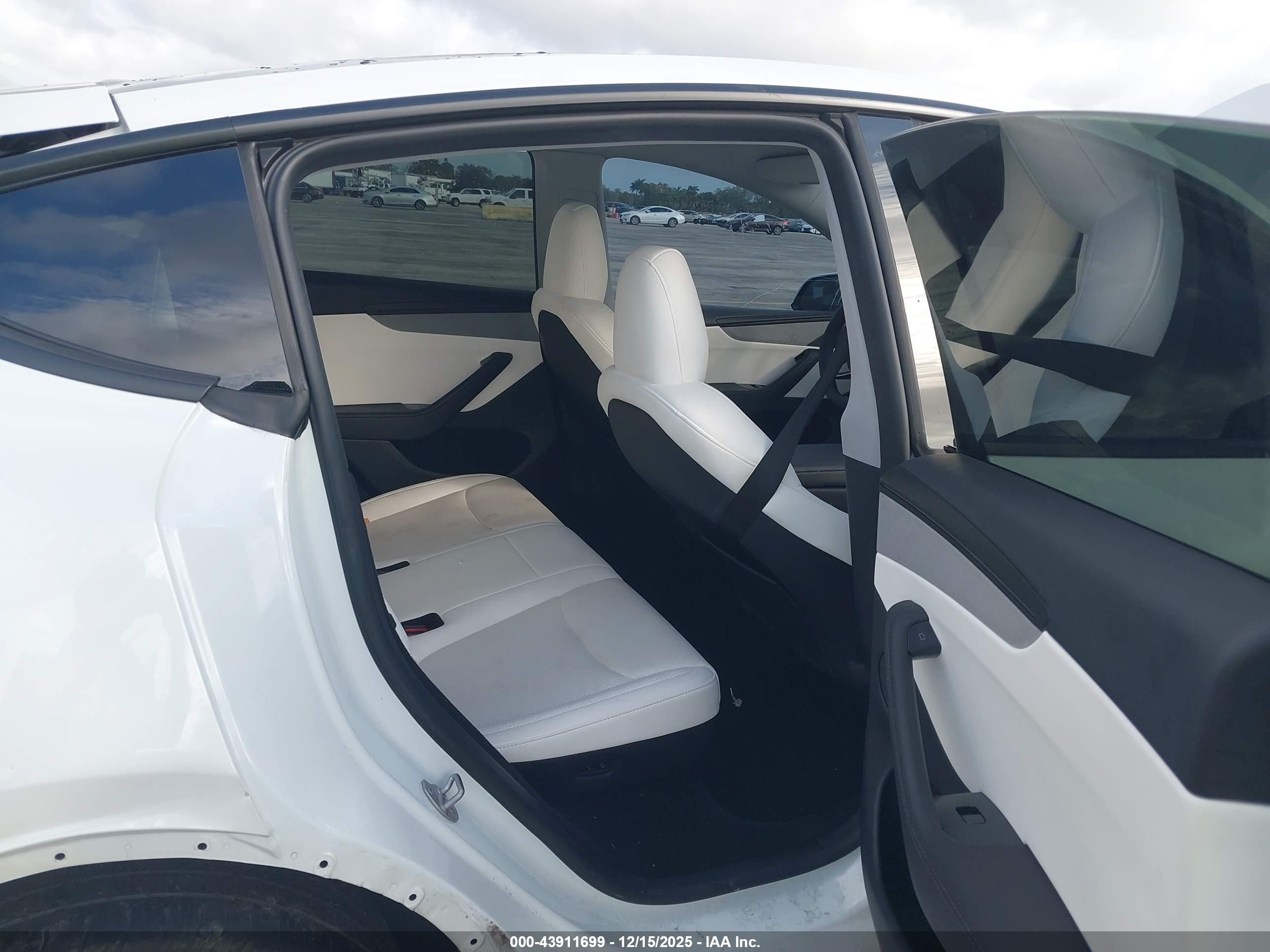 TESLA MODEL image 8