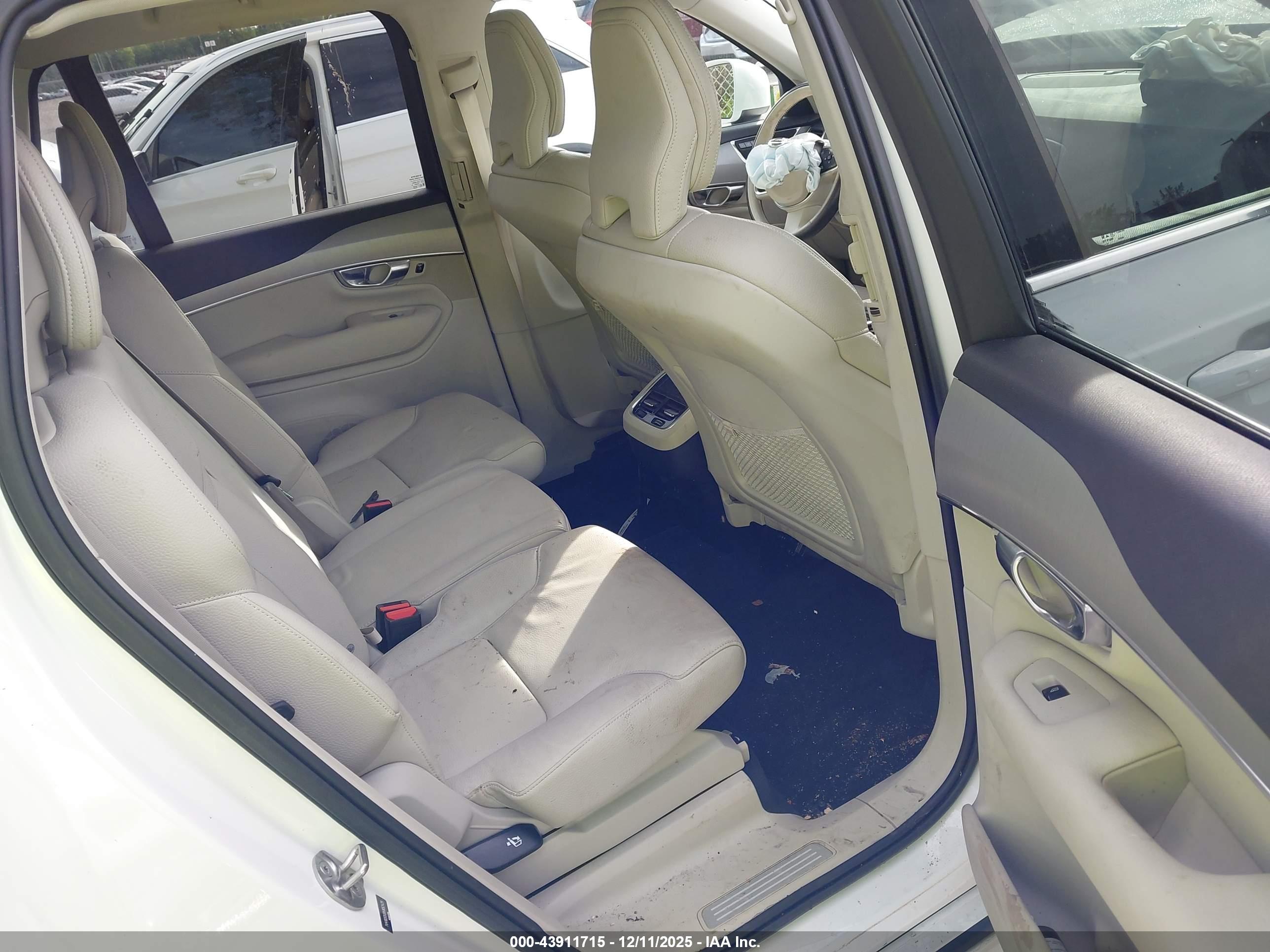VOLVO XC90 image 8