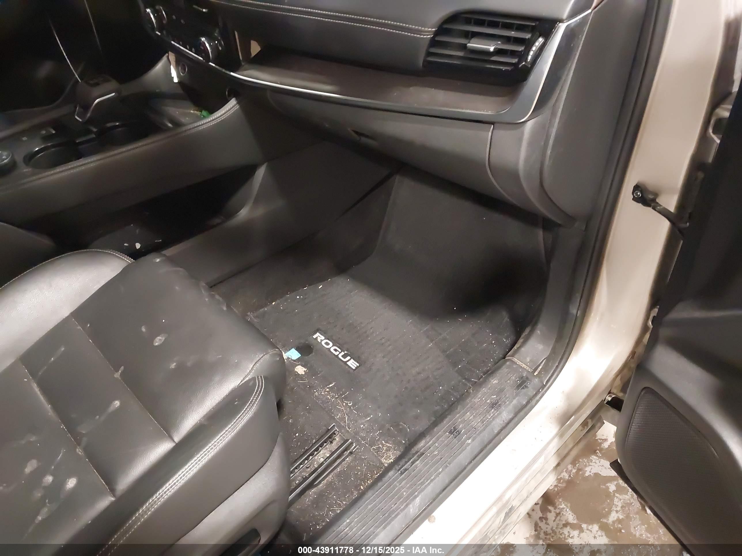 NISSAN ROGUE image 8