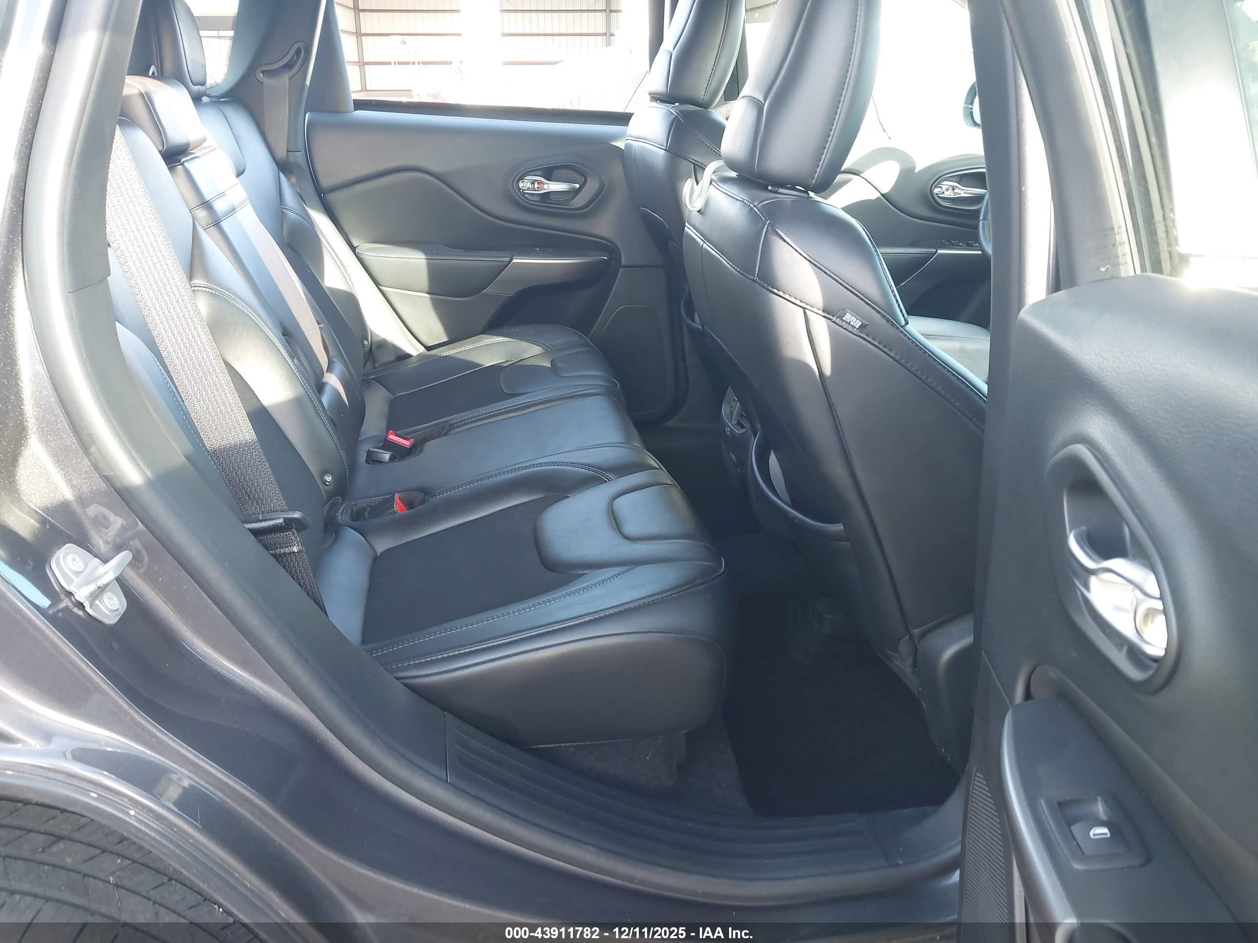 JEEP CHEROKEE image 8