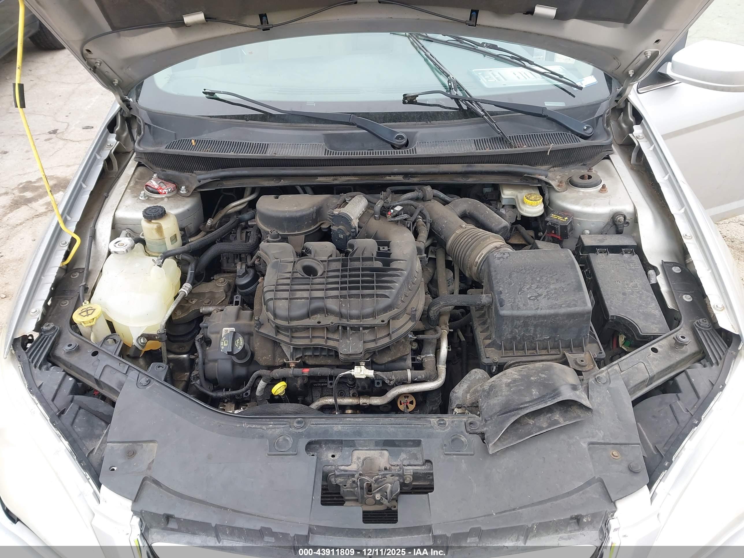 CHRYSLER 200 image 10