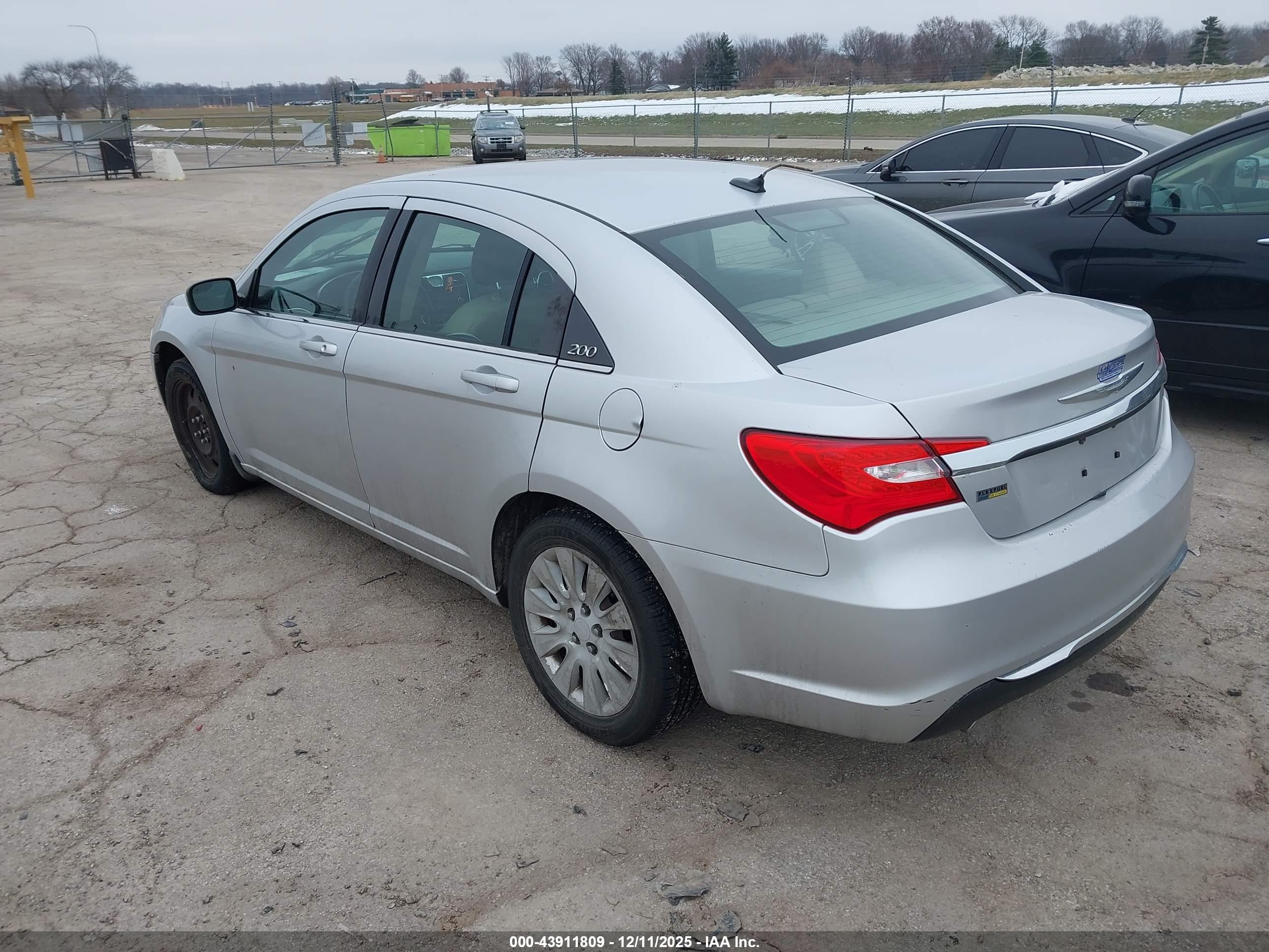 CHRYSLER 200 image 3