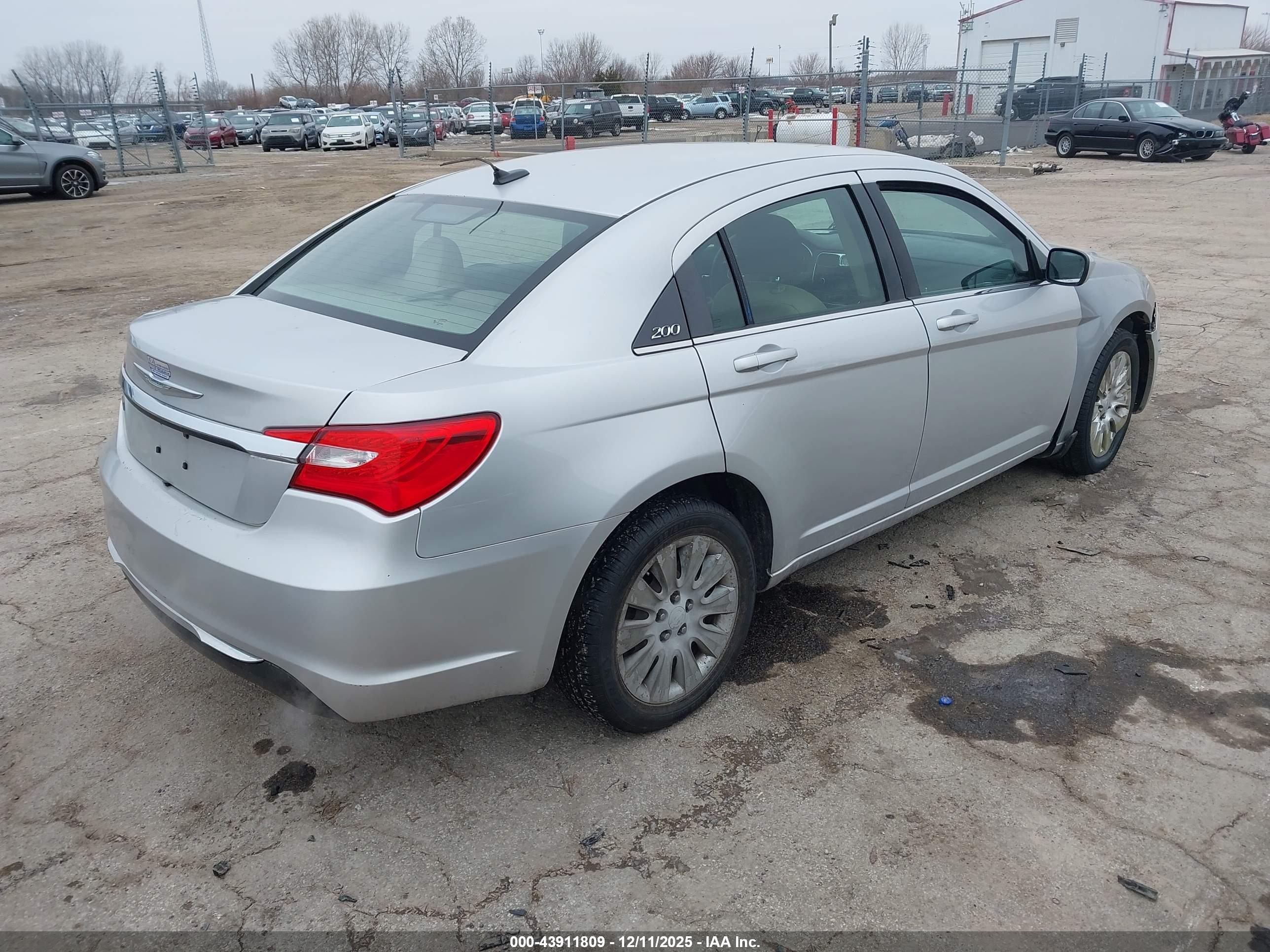 CHRYSLER 200 image 4