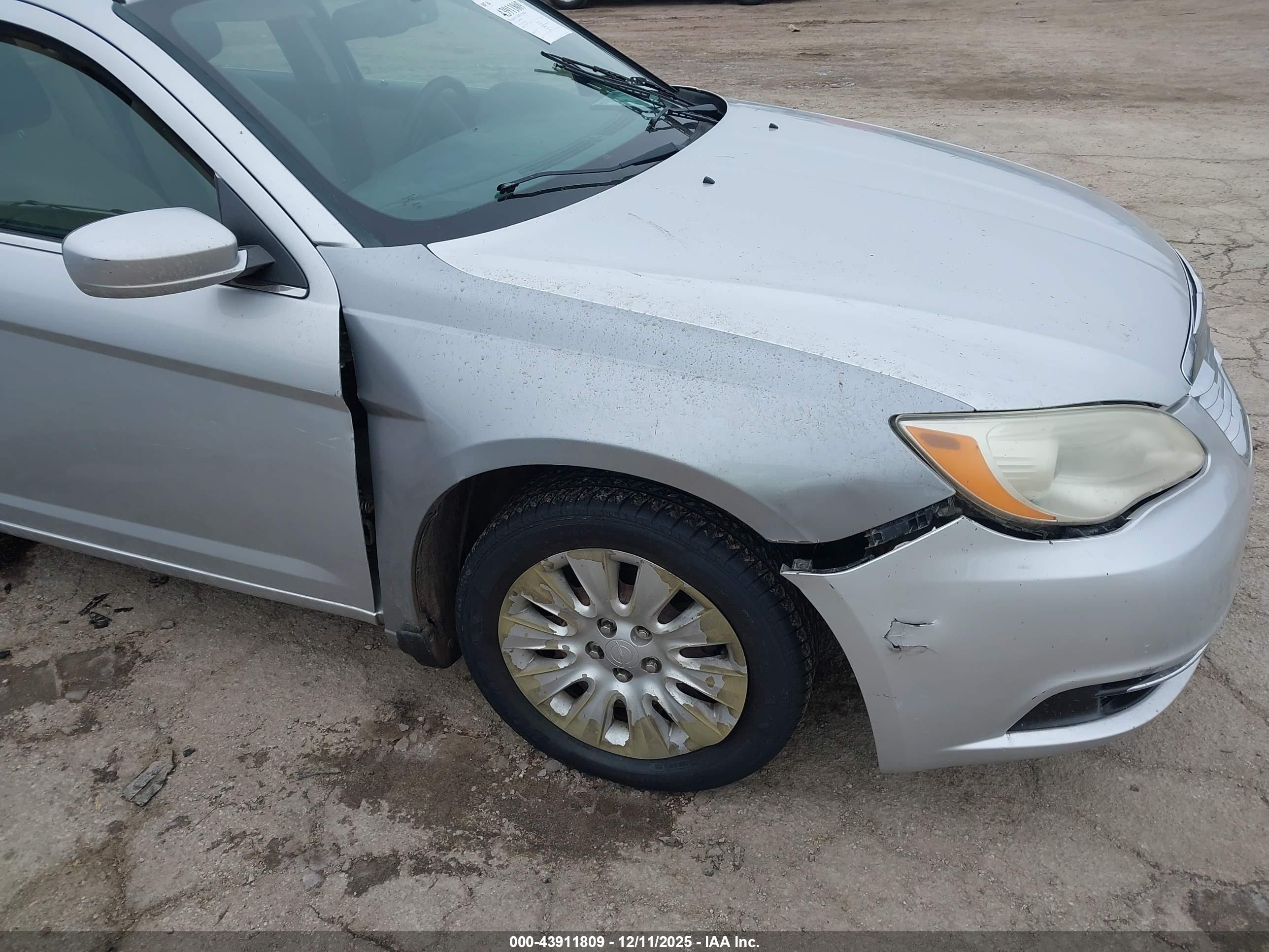 CHRYSLER 200 image 6