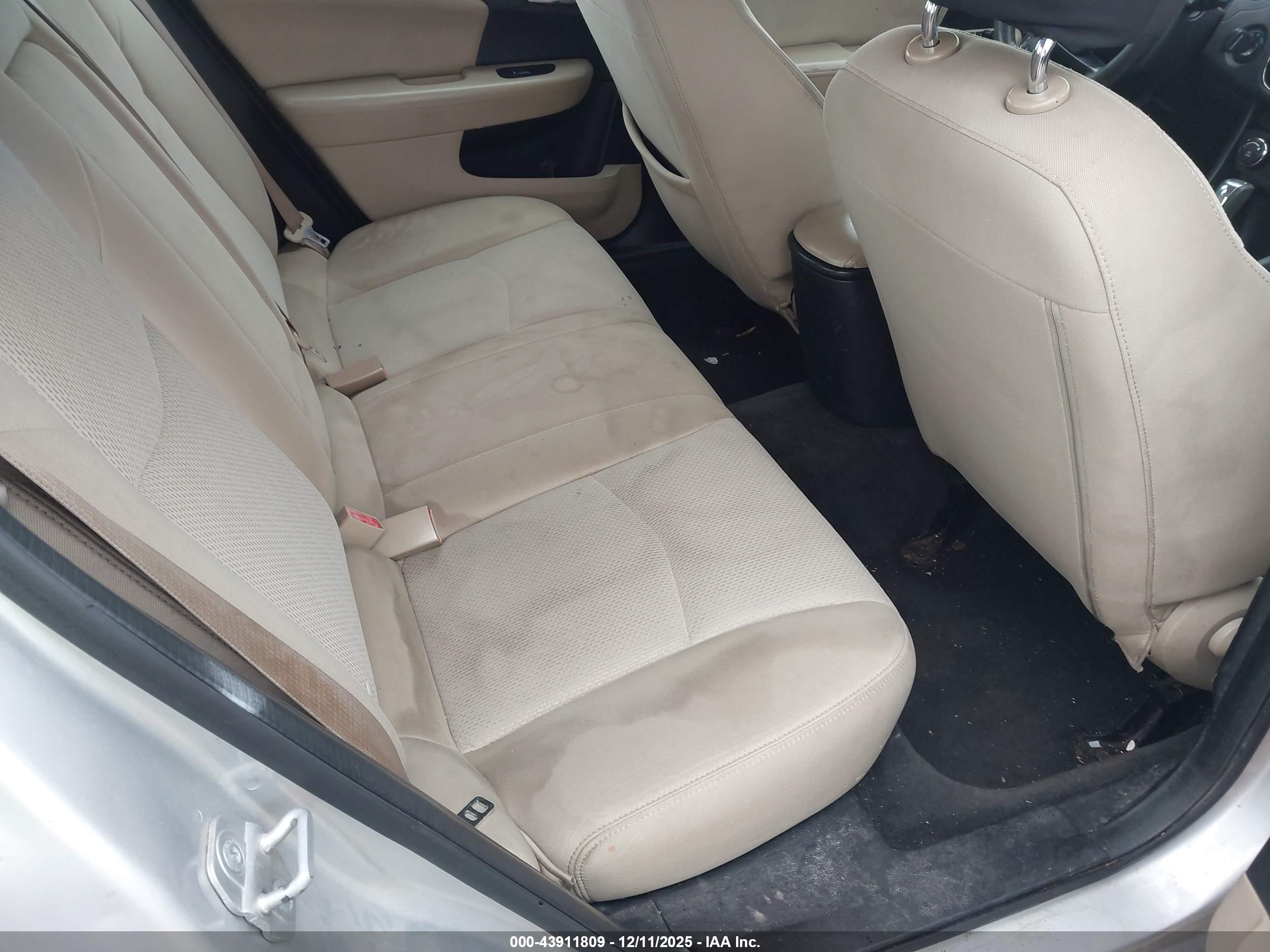 CHRYSLER 200 image 8