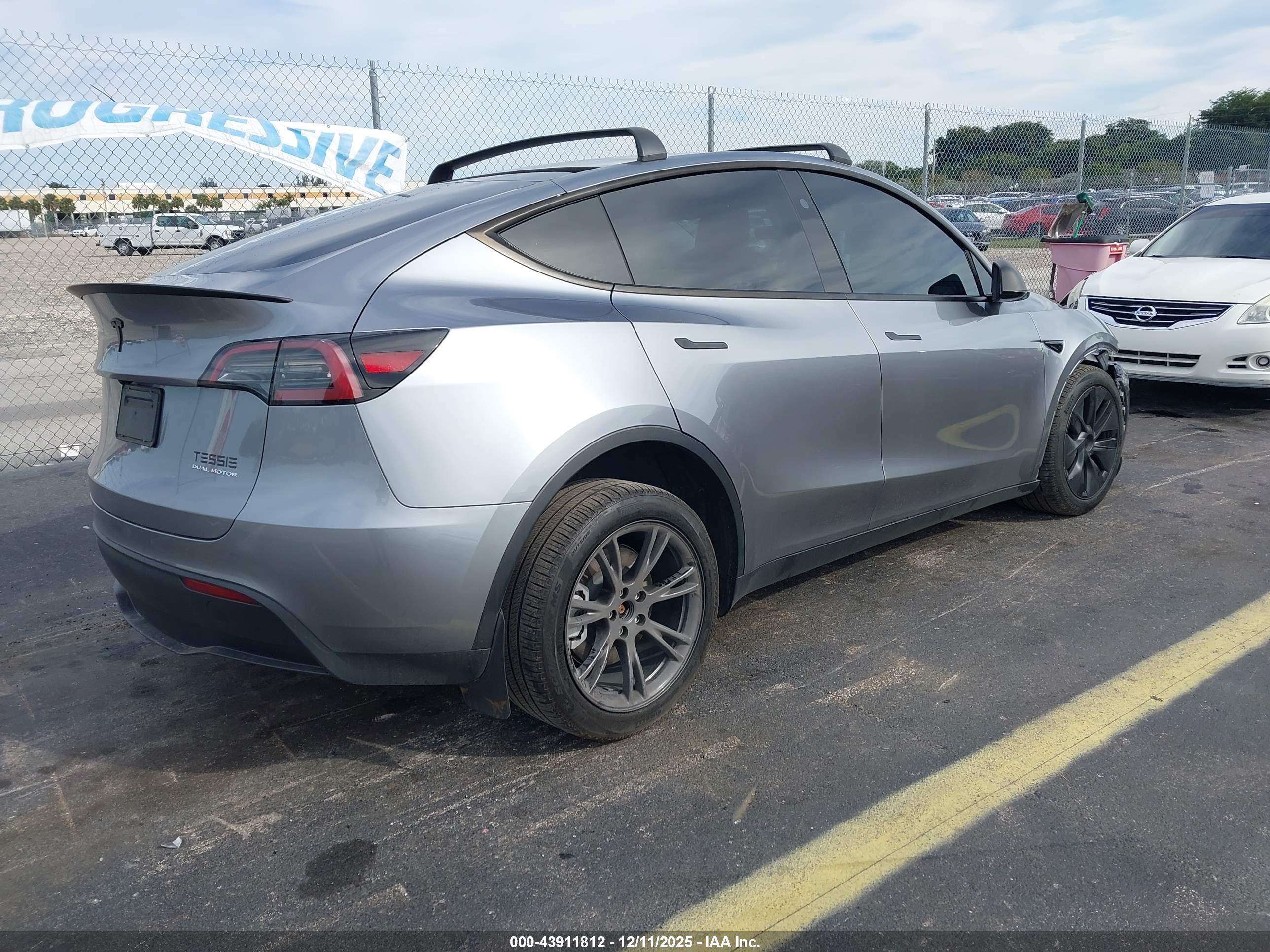 TESLA MODEL image 4