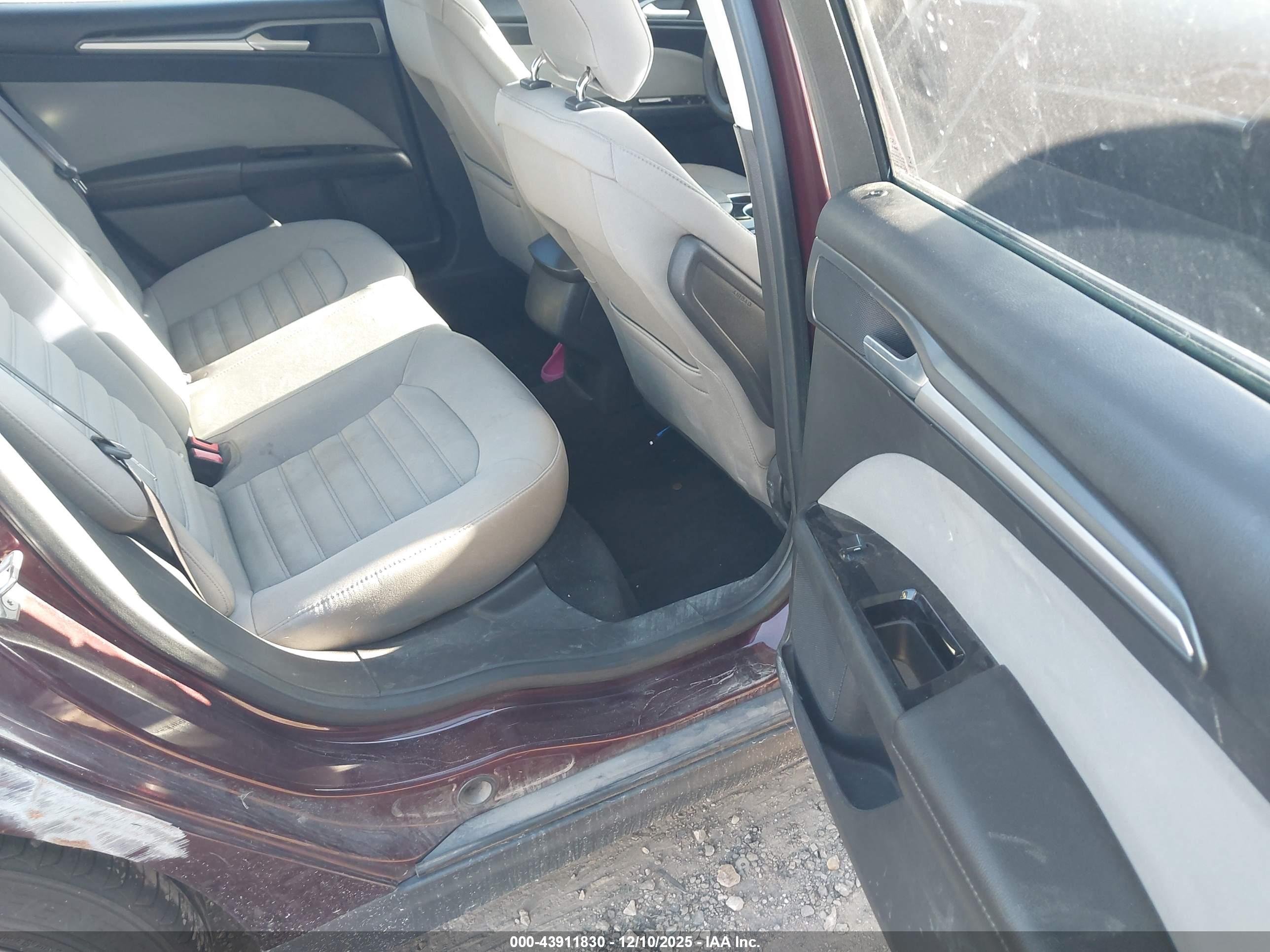 FORD FUSION image 8