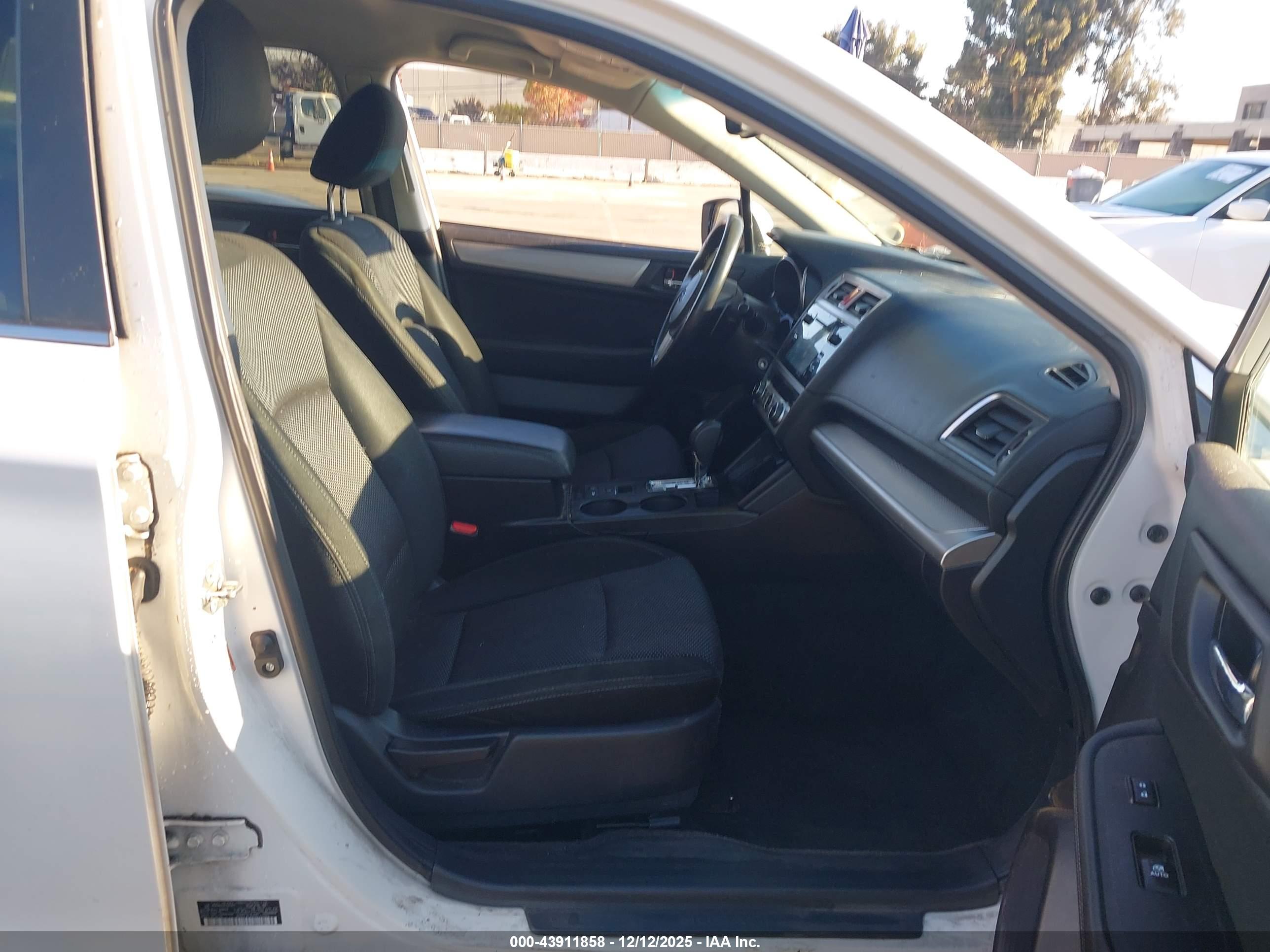 SUBARU OUTBACK image 5